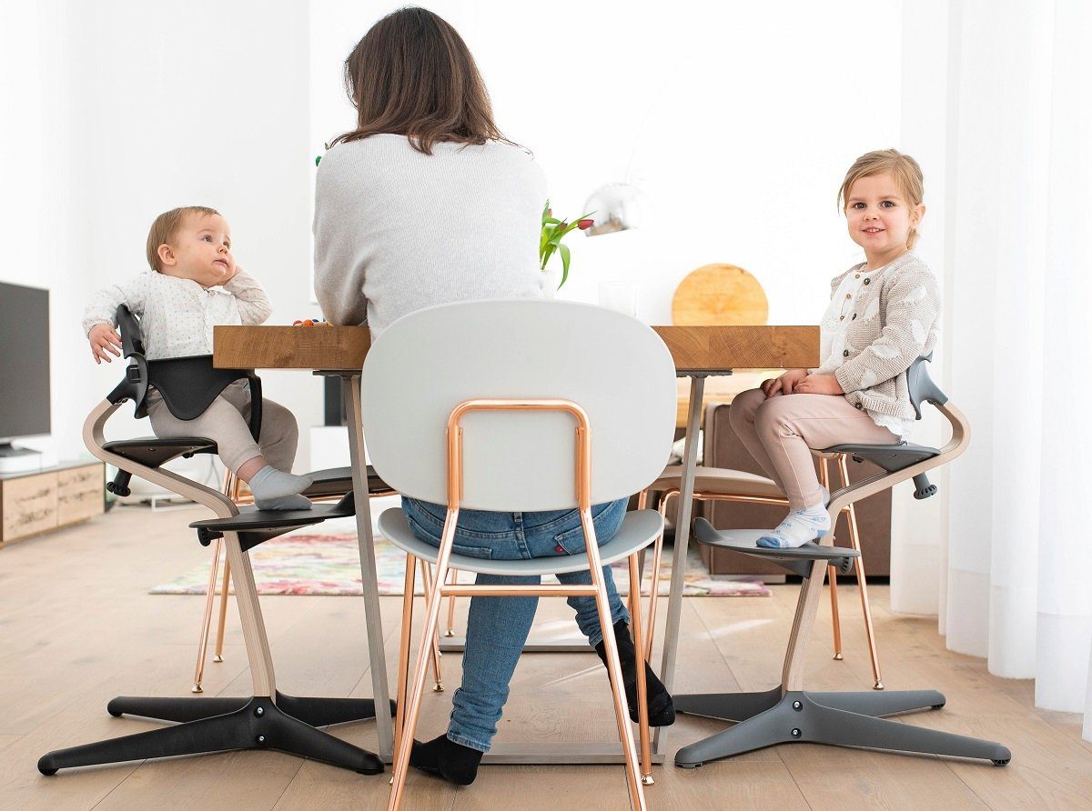 Stokke Hochstuhlaufsatz Nomi® Baby Set für Nomi Hochstuhl, ein schützender Arm um dein Baby