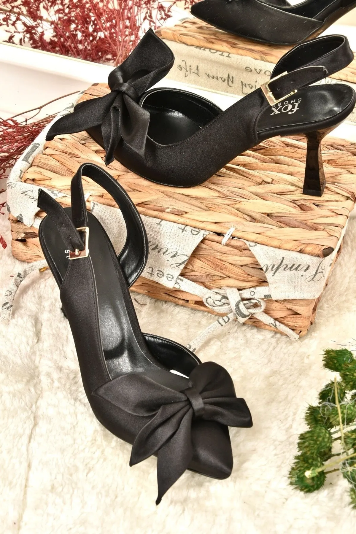 Fox Shoes  Damenschuhe mit Absatz aus schwarzem Satinstoff K922164804