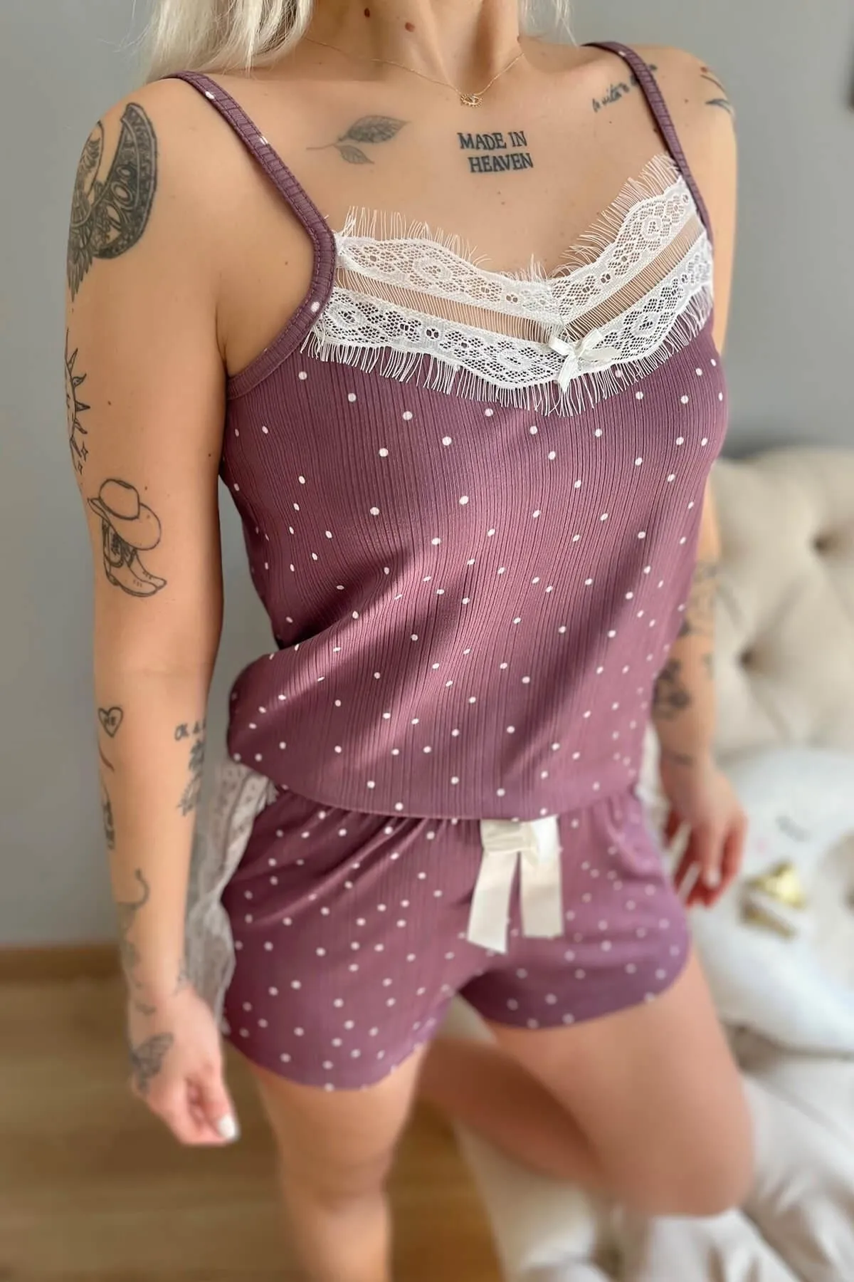 Pijamaevi  Lila gepunktetes Gänseblümchen-Spitzen-Strick-Pyjama-Set mit Seil-Träger-Shorts