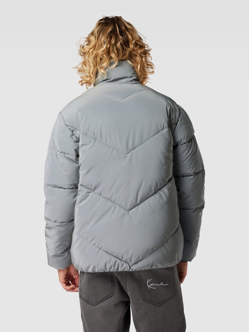 Steppjacke mit Stehkragen und Label-Stitching in silber