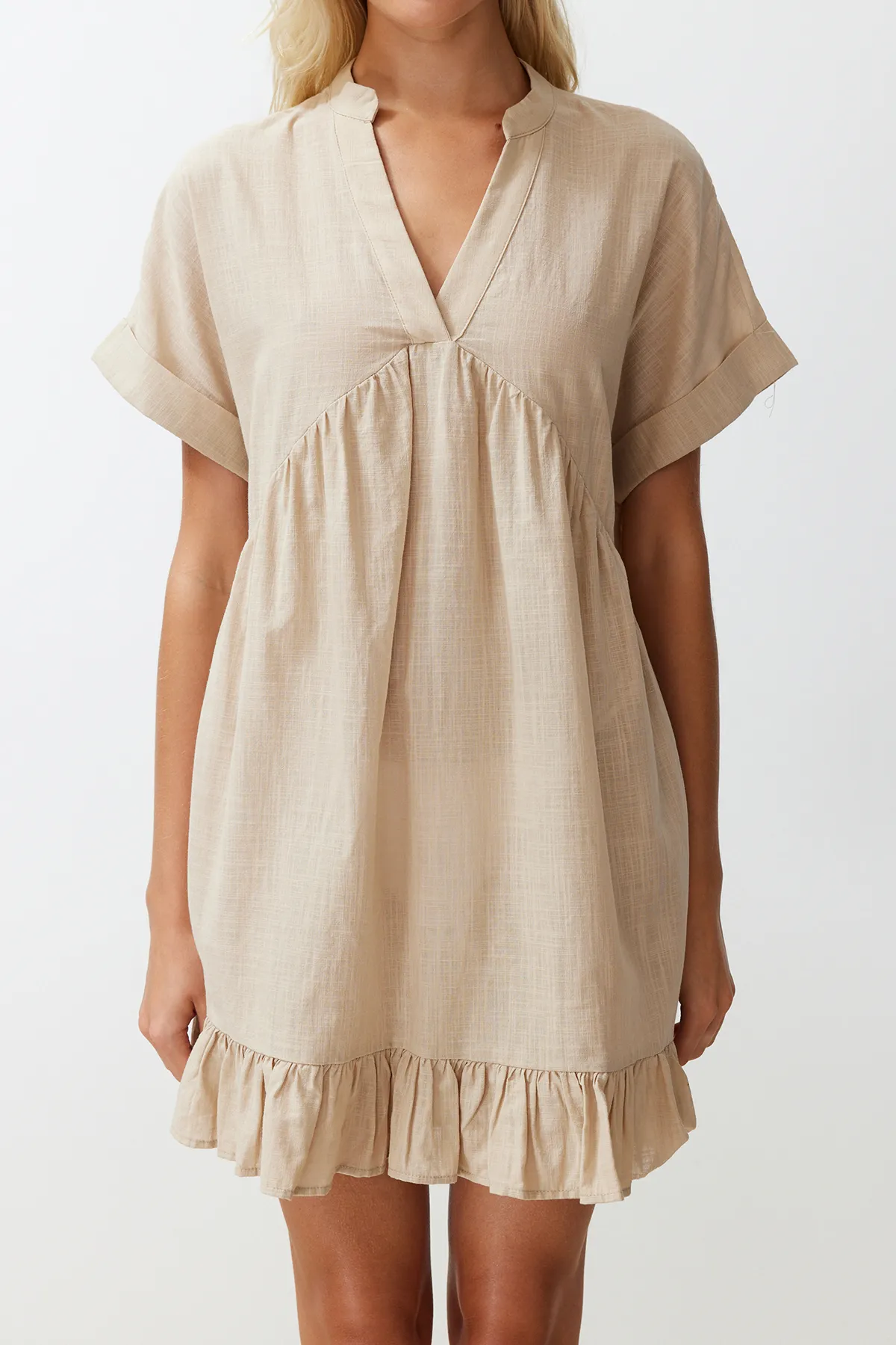 Trendyol Collection  Beigefarbenes, weit geschnittenes Mini-Strandkleid mit gewebten Rüschen TBESS24EL00113