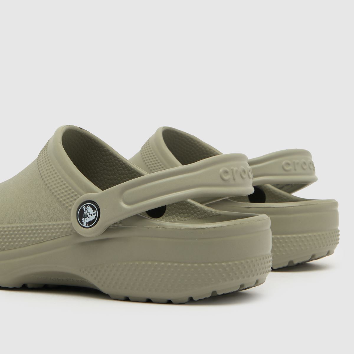 Crocs Classic klumpa szandál bézs színben
