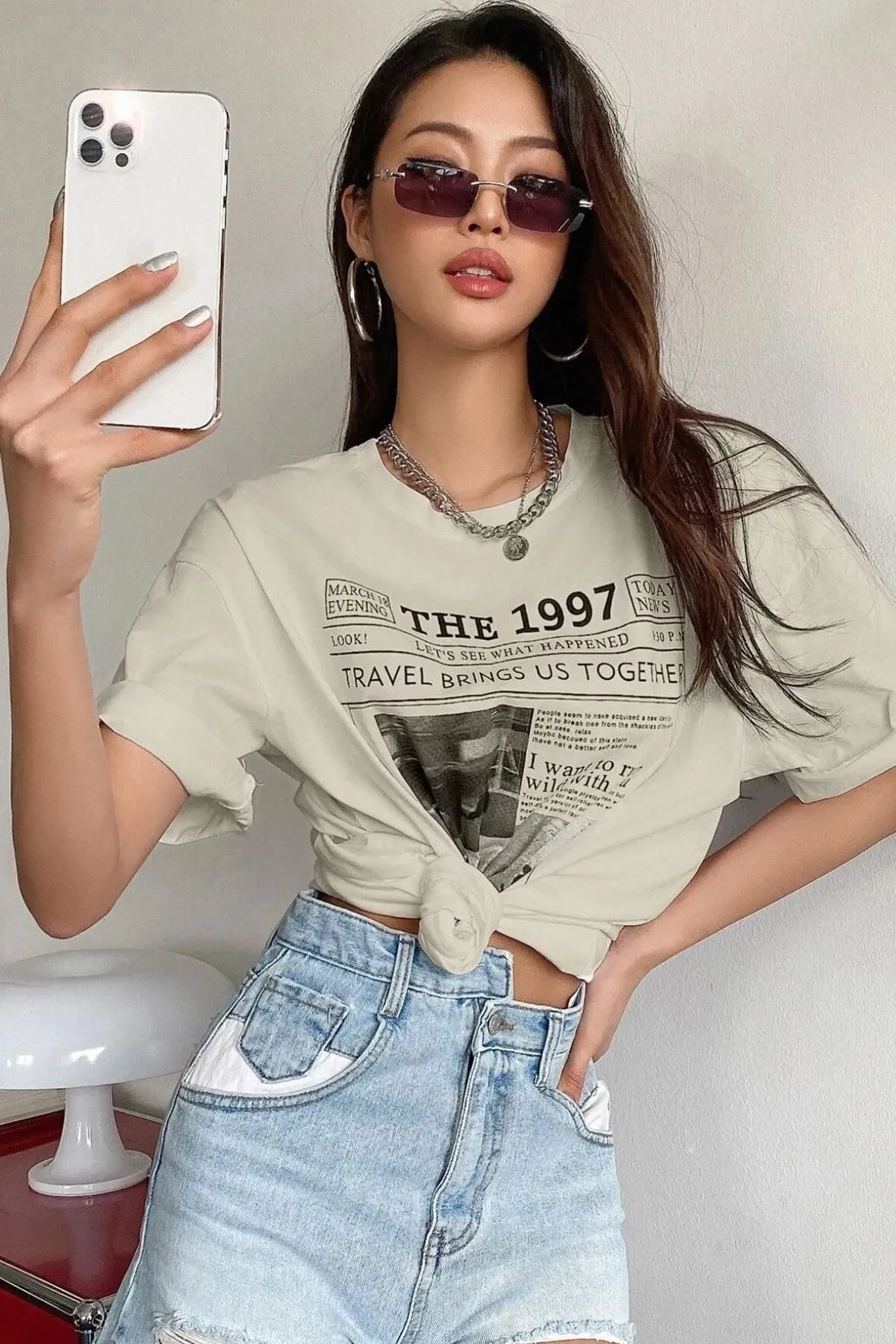 uyguntarz  Beiges bedrucktes Oversize-T-Shirt „The 1997“ für Damen