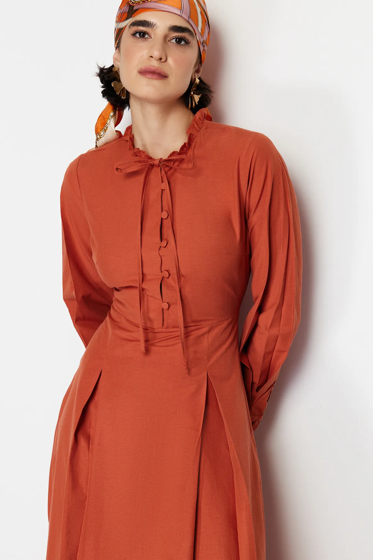 Trendyol Modest  Geknöpftes Webkleid mit Fliesenkragen und Krawatte und detailliertem Detail TCTSS24EB00149