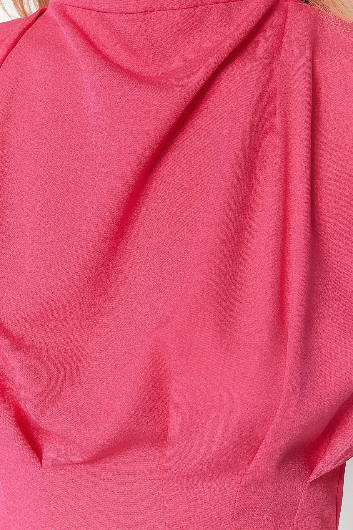 Trendyol Collection  Fuchsiafarbenes, figurbetontes, gewebtes Kleid mit Stehkragen TWOAW20EL0311
