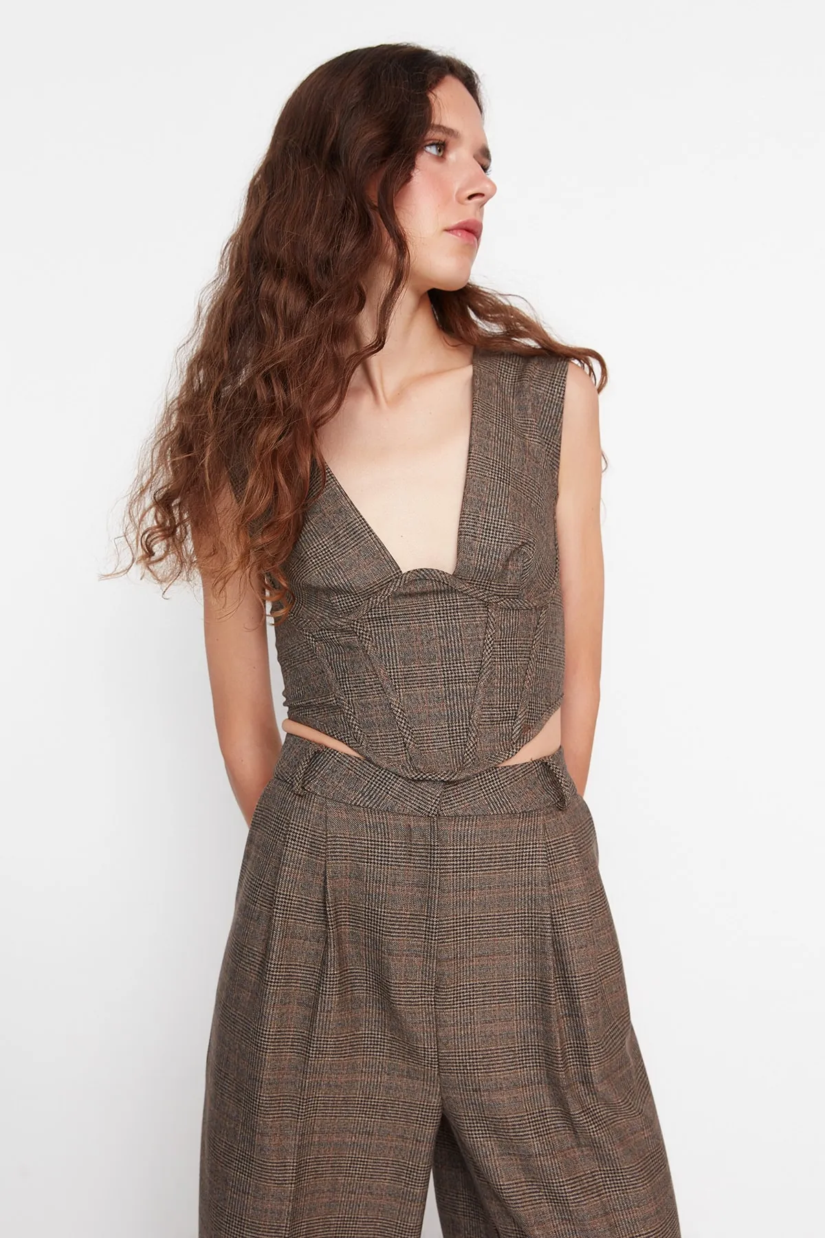 Trendyol Collection  Braunes Korsett mit detailliertem, gewebtem Bustier mit V-Ausschnitt TPRAW23BS00032