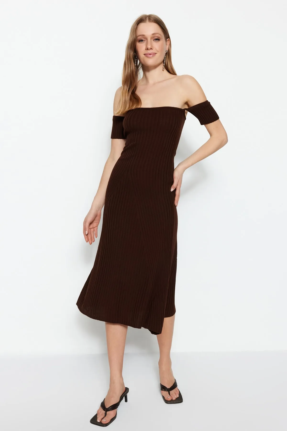 Trendyol Collection  Braunes Midi-Strickkleid mit Carmenkragen TWOSS22EL2388