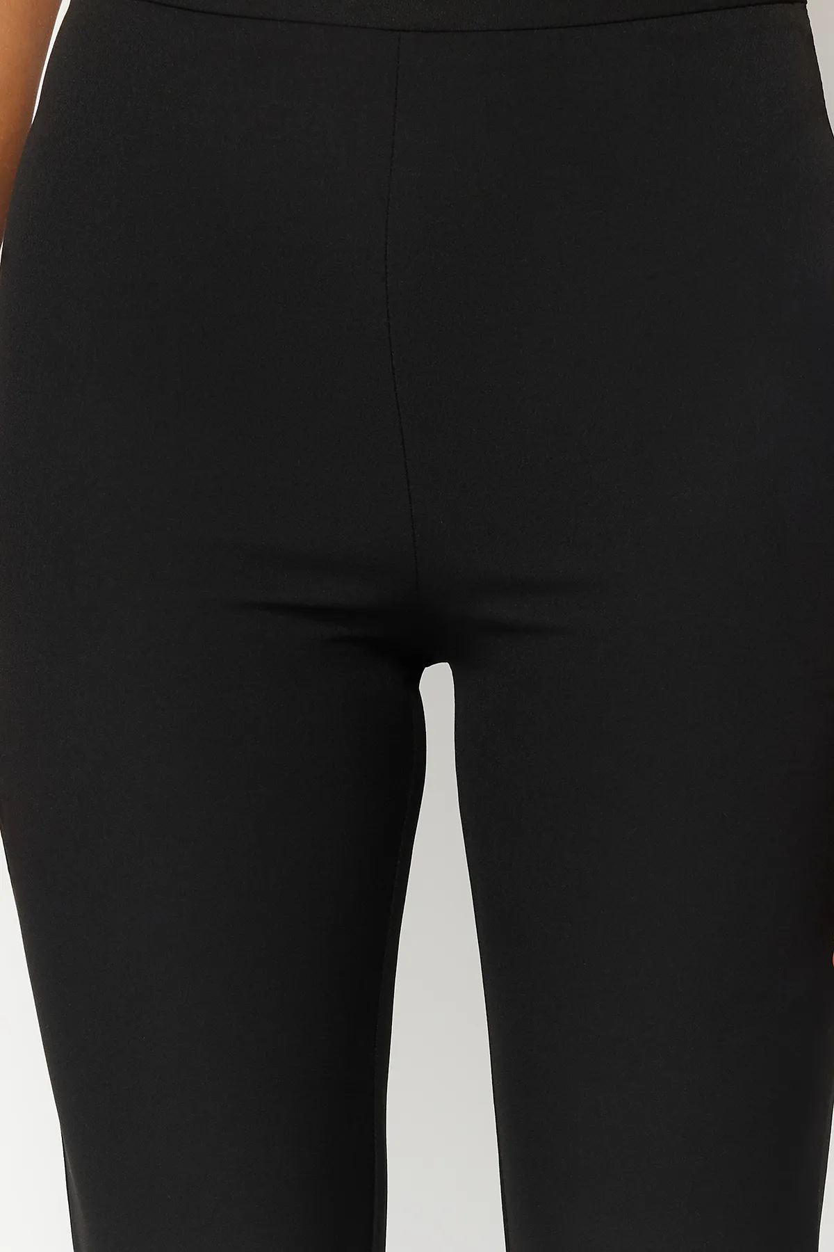 Trendyol Collection  Schwarze Schlaghose aus Webstoff TWOSS24PL00083