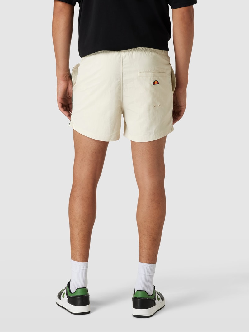 Shorts mit seitlichen Eingrifftaschen in beige