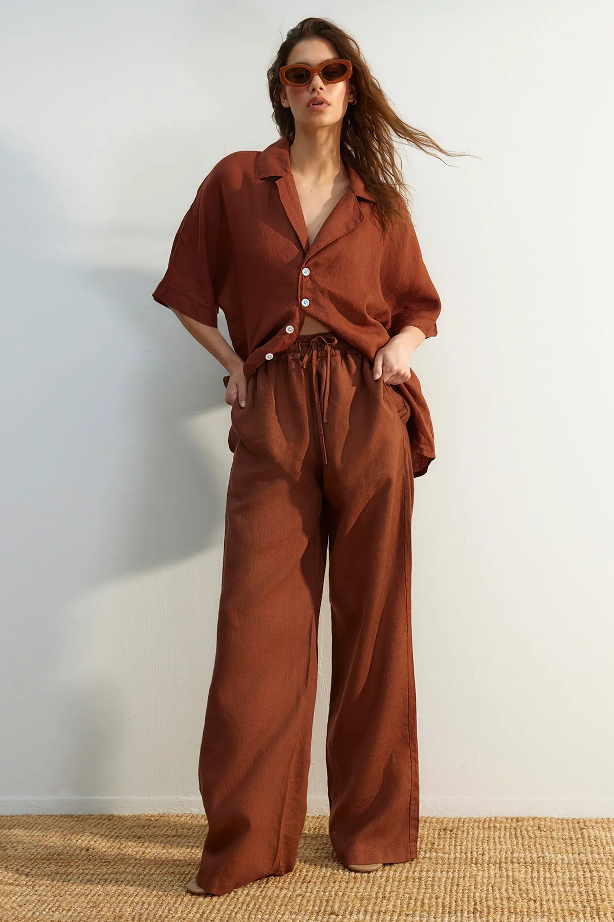 Trendyol Collection  Braune Hose mit weitem Bein und hoher Taille aus 100 % Leinen mit elastischem Bund TWOSS23JE00293