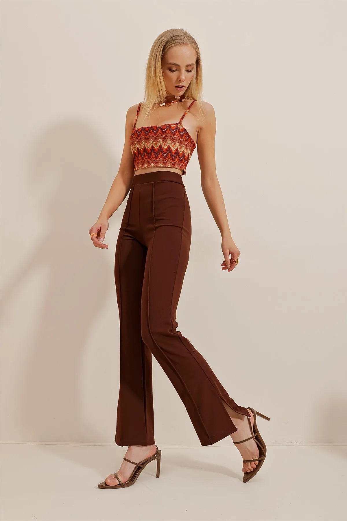 Trend Alaçatı Stili  Braune Lycra-Hose mit hohem Bund und Schlitz vorne für Damen ALC-X10346