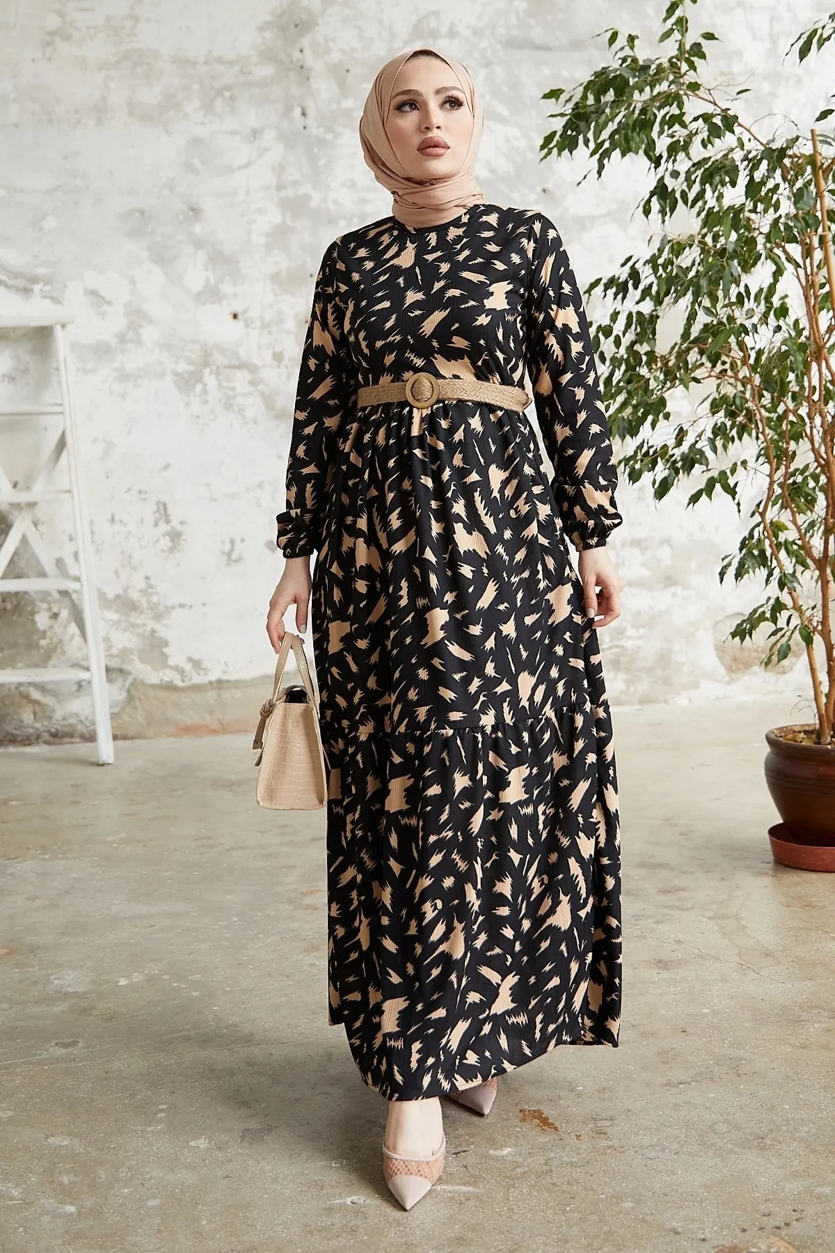 InStyle  Rena Kleid mit Strohgürtelmuster – Schwarz
