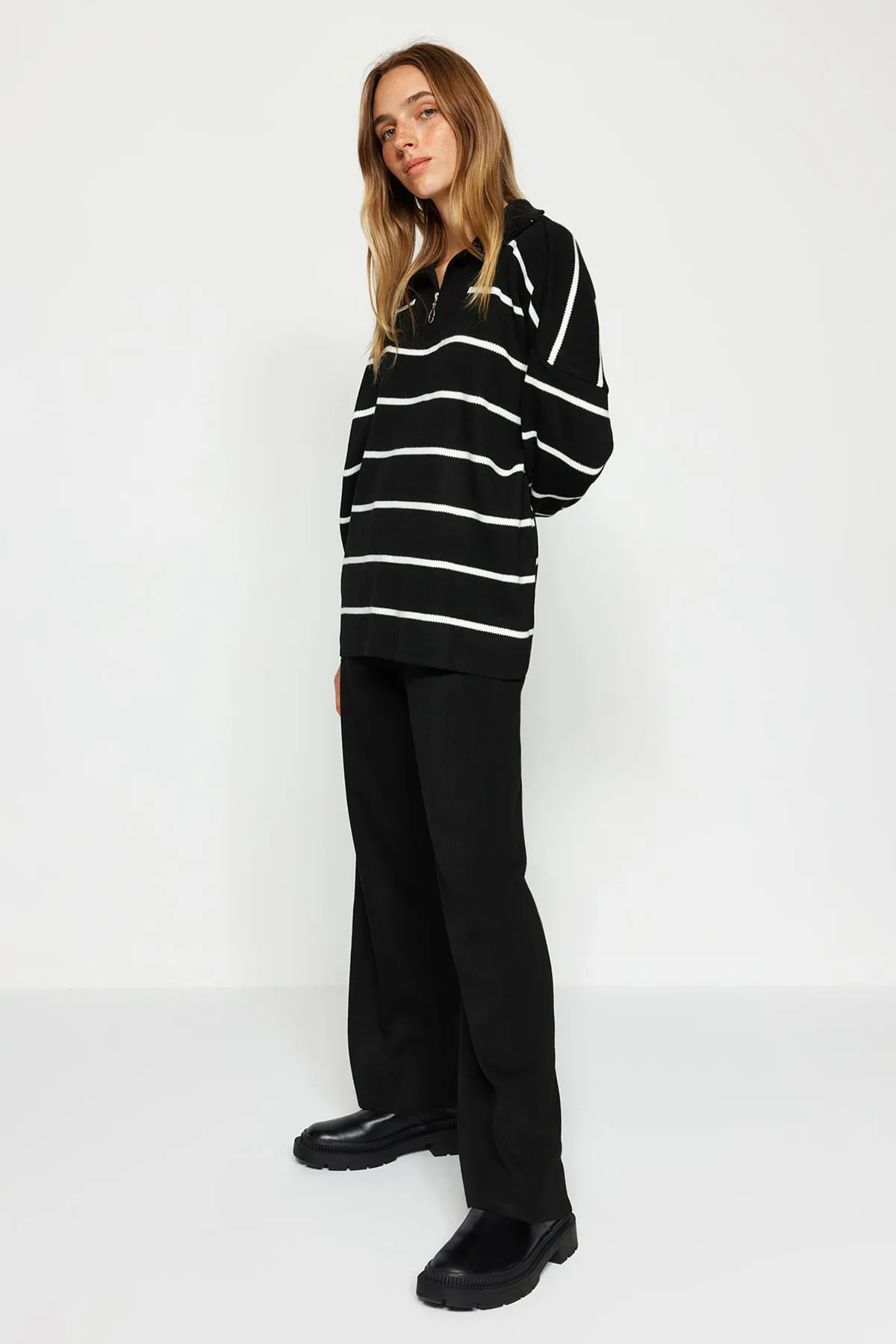 Trendyol Collection  Schwarzes Strickoberteil und -unterteil im weiten Schnitt TWOAW24AU00025