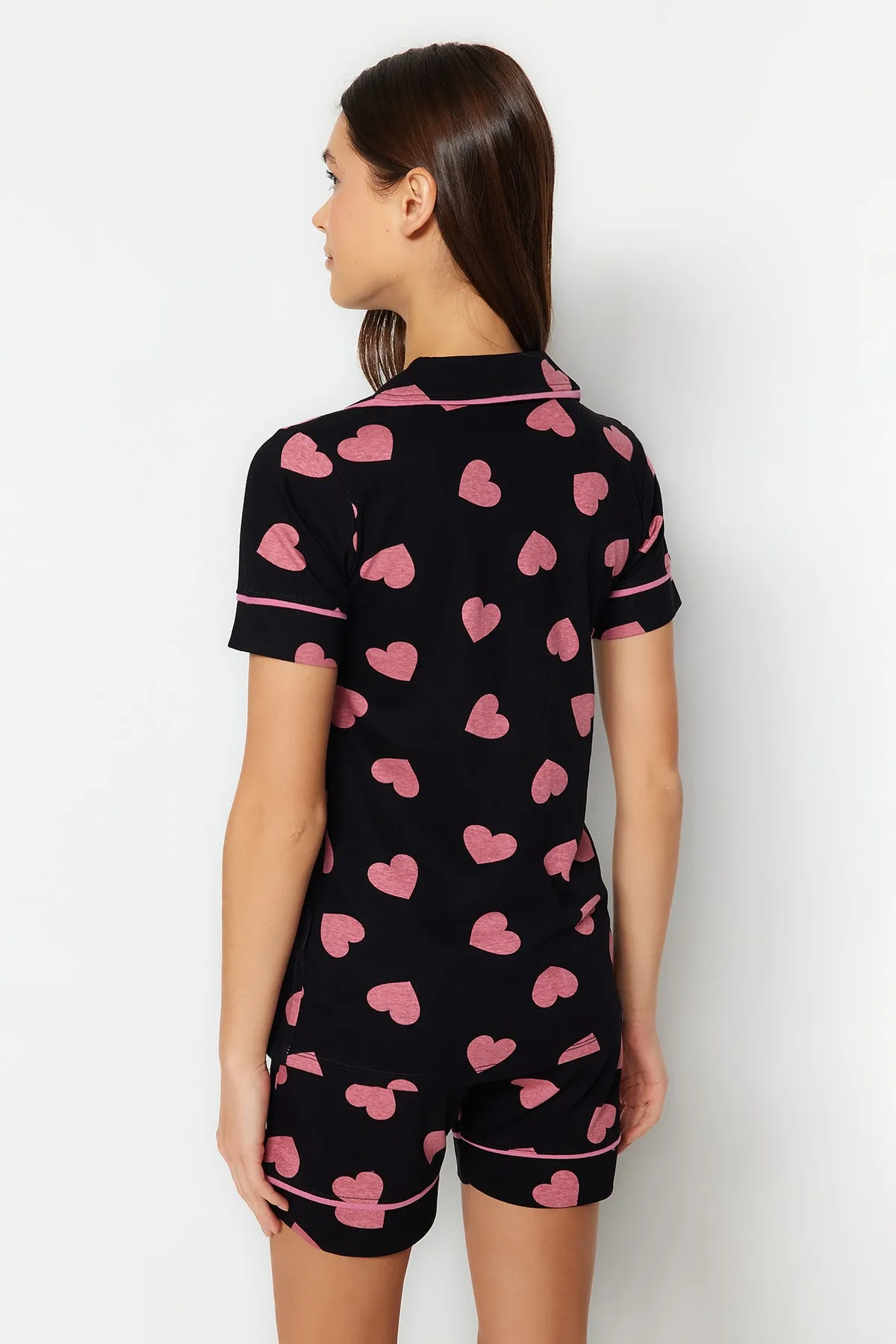 Trendyol Collection  Mehrfarbiges Strick-Pyjama-Set aus 100 % Baumwolle mit herzgemusterten Paspeln und detaillierten Hemd-Shorts THMSS21PT1200