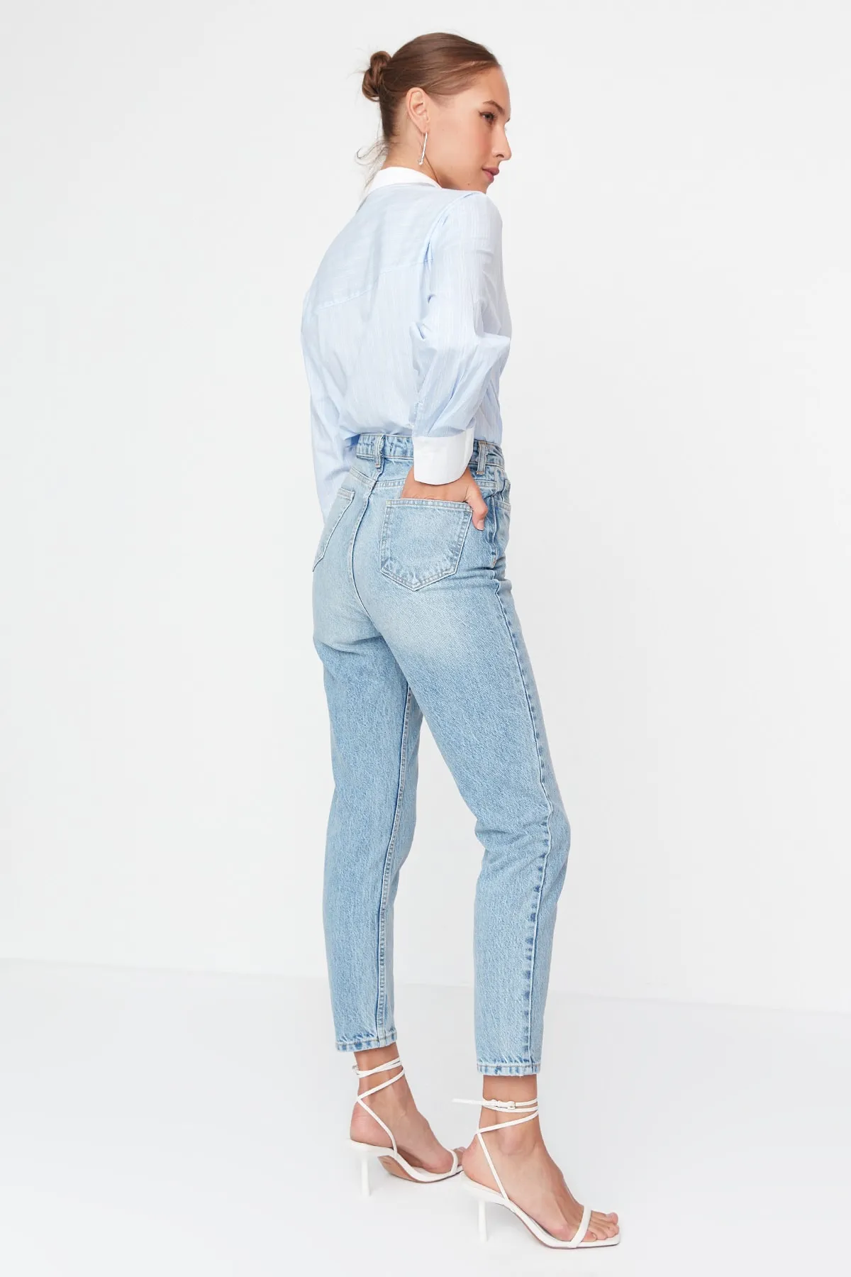 Trendyol Collection  Hellblaue High-Bel-Mom-Jeans TWOSS21JE0016