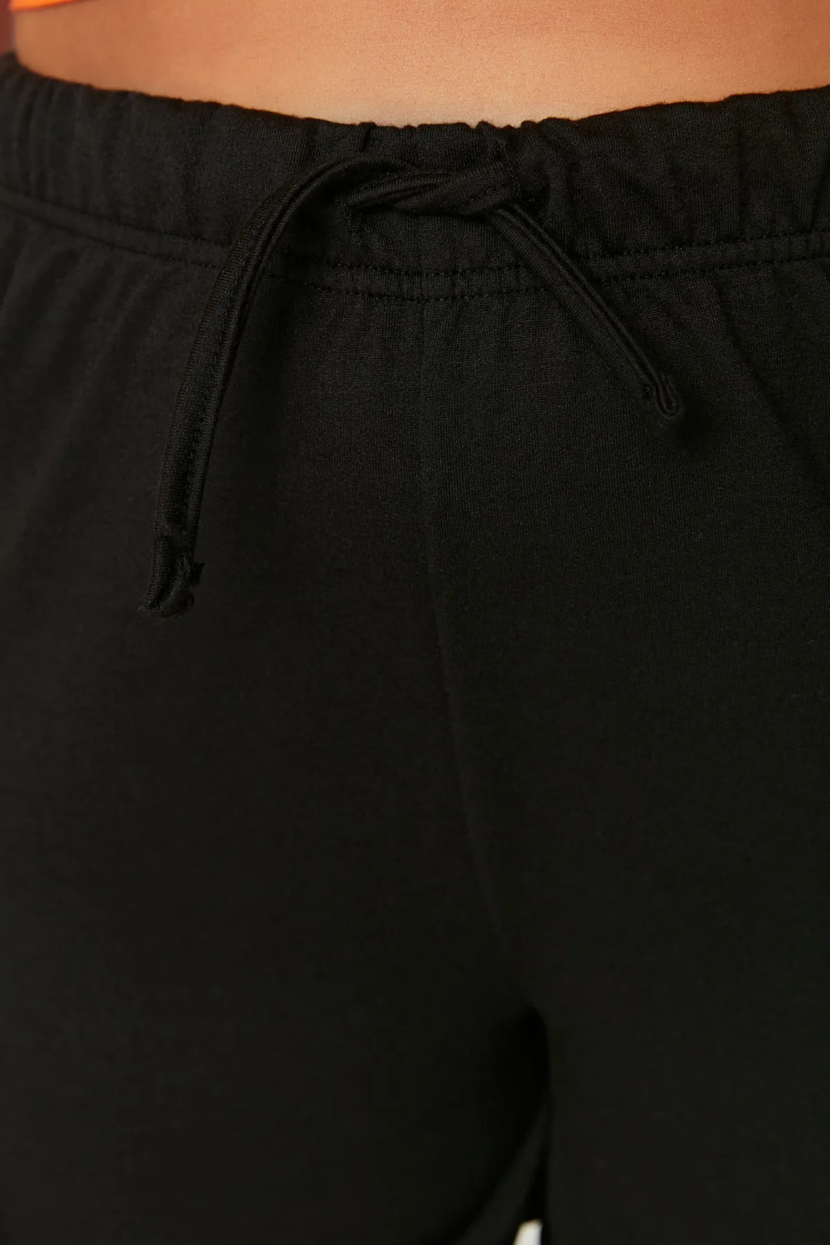 Trendyol Curve  Schwarze Strickshorts mit Taschendetail und Bermuda TBBSS22SR0143