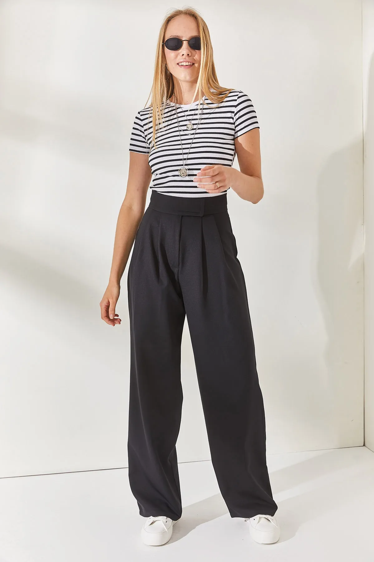 Olalook  Schwarze, plissierte Palazzo-Hose mit Klettverschluss am Bund PNT-19000222
