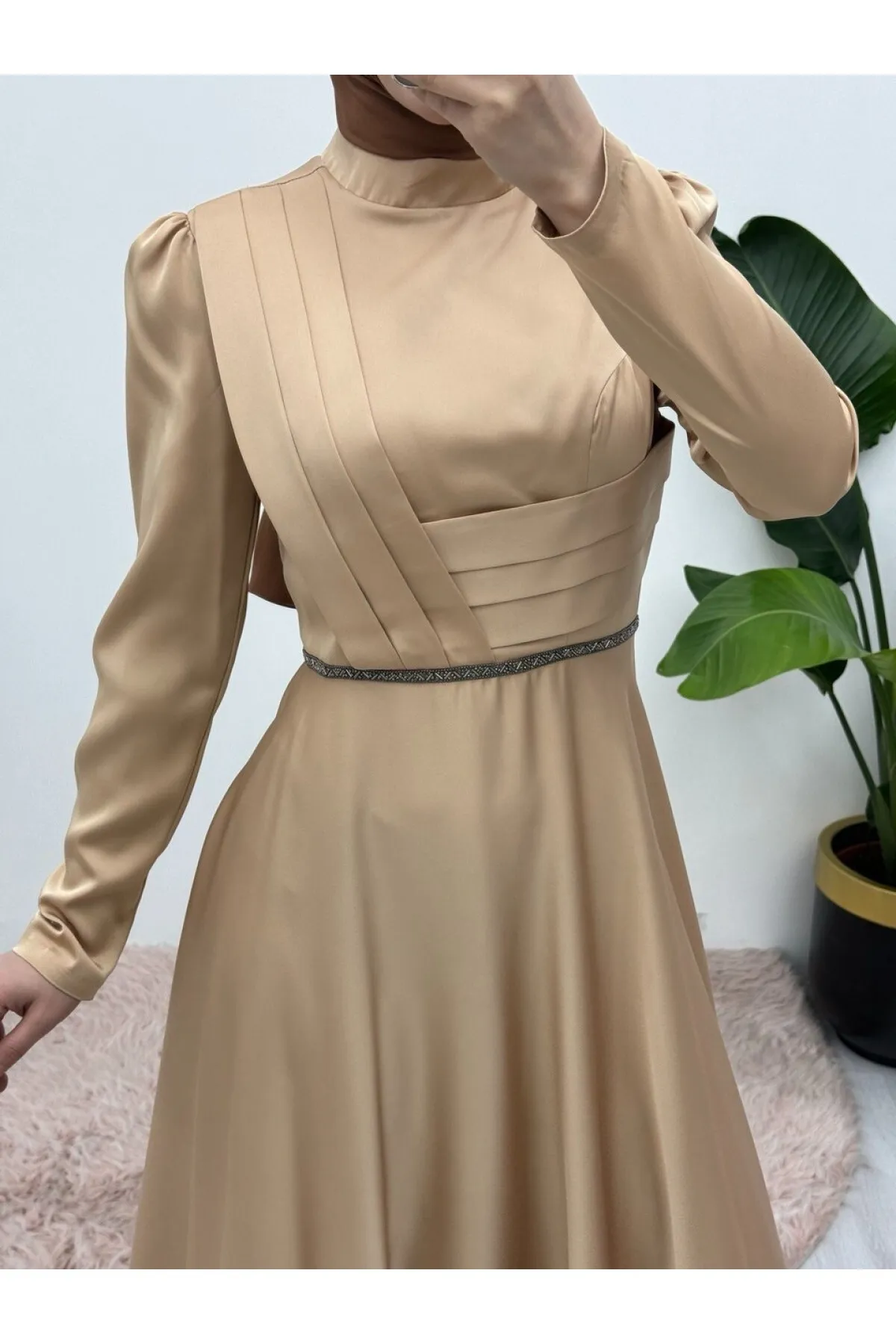 Modamorfo  Satin-Abendkleid mit drapierter Vorderseite und Perlendetail an der Taille