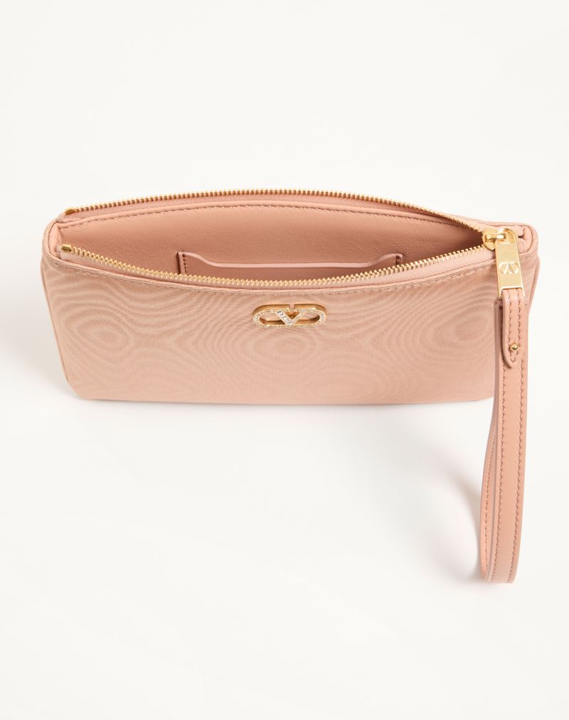 Clutch VLogo Signature em tecido moiré com logo de joia