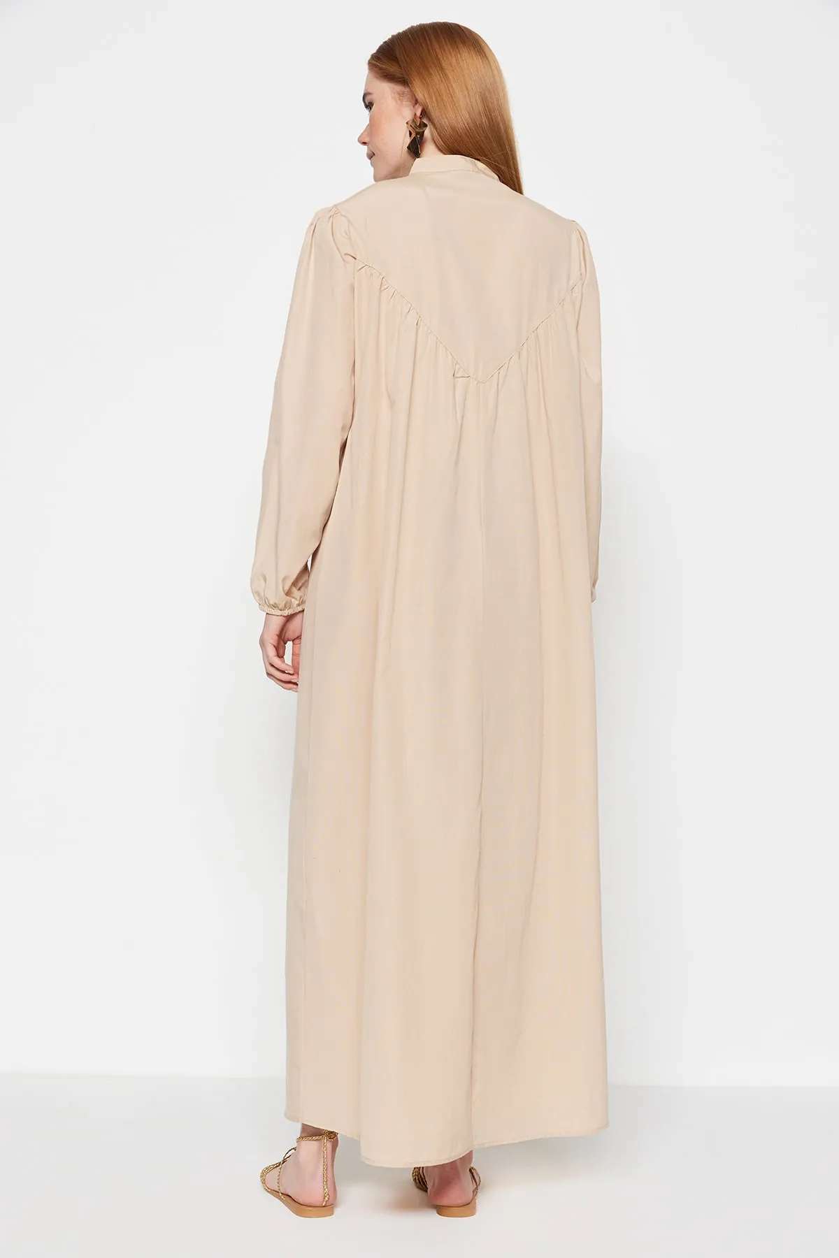 Trendyol Modest  Beiges, gefüttertes, gewebtes Kleid aus Baumwolle mit Ballonärmeln, halber Knopfleiste und weiter Passform TCTSS23EB00371
