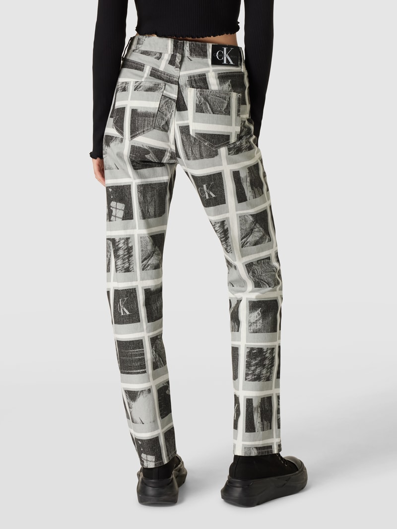 Jeans mit Label-Patch aus Leder in offwhite