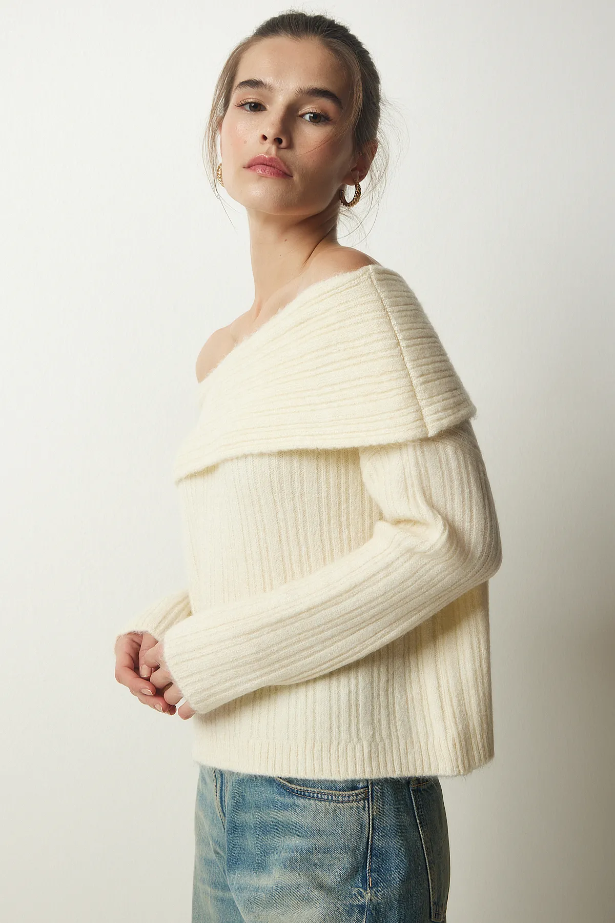 Happiness İstanbul  Cremefarbener Damen-Strickpullover mit Madonna-Kragen PF00049