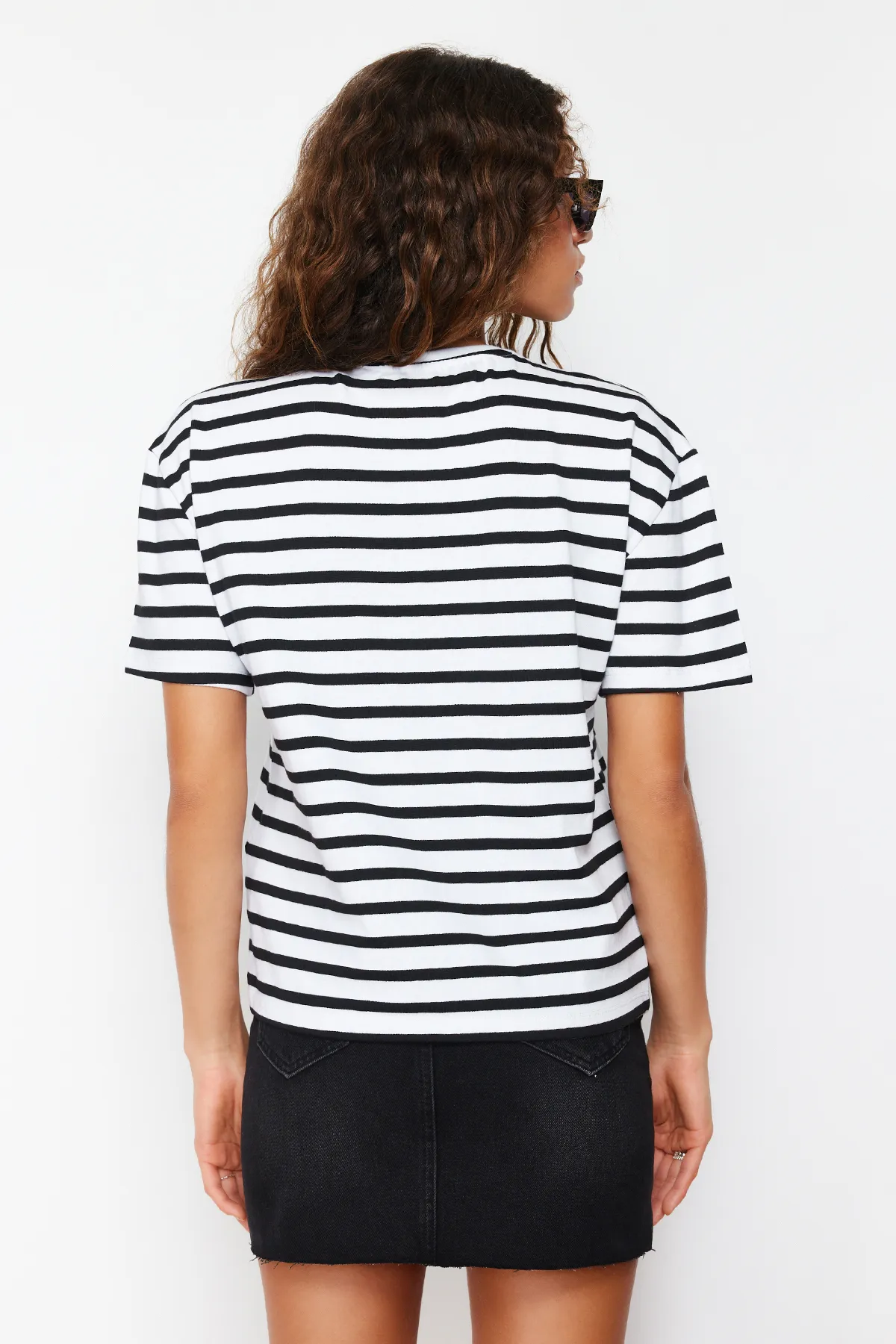 Trendyol Collection  Rot gestreiftes Slogan-Stickerei-Detailliertes, entspanntes/bequemes gestricktes T-Shirt TWOSS24TS00053
