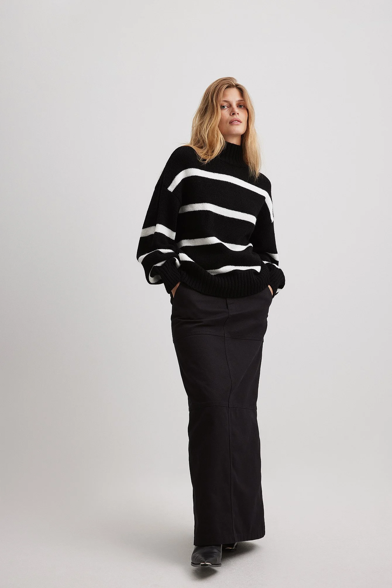 Gestreifter Strickpullover mit Rollkragen