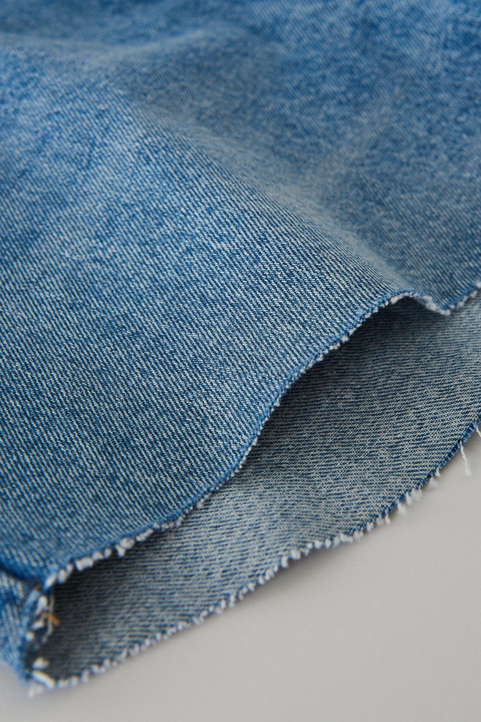 Frayed hem denim shorts