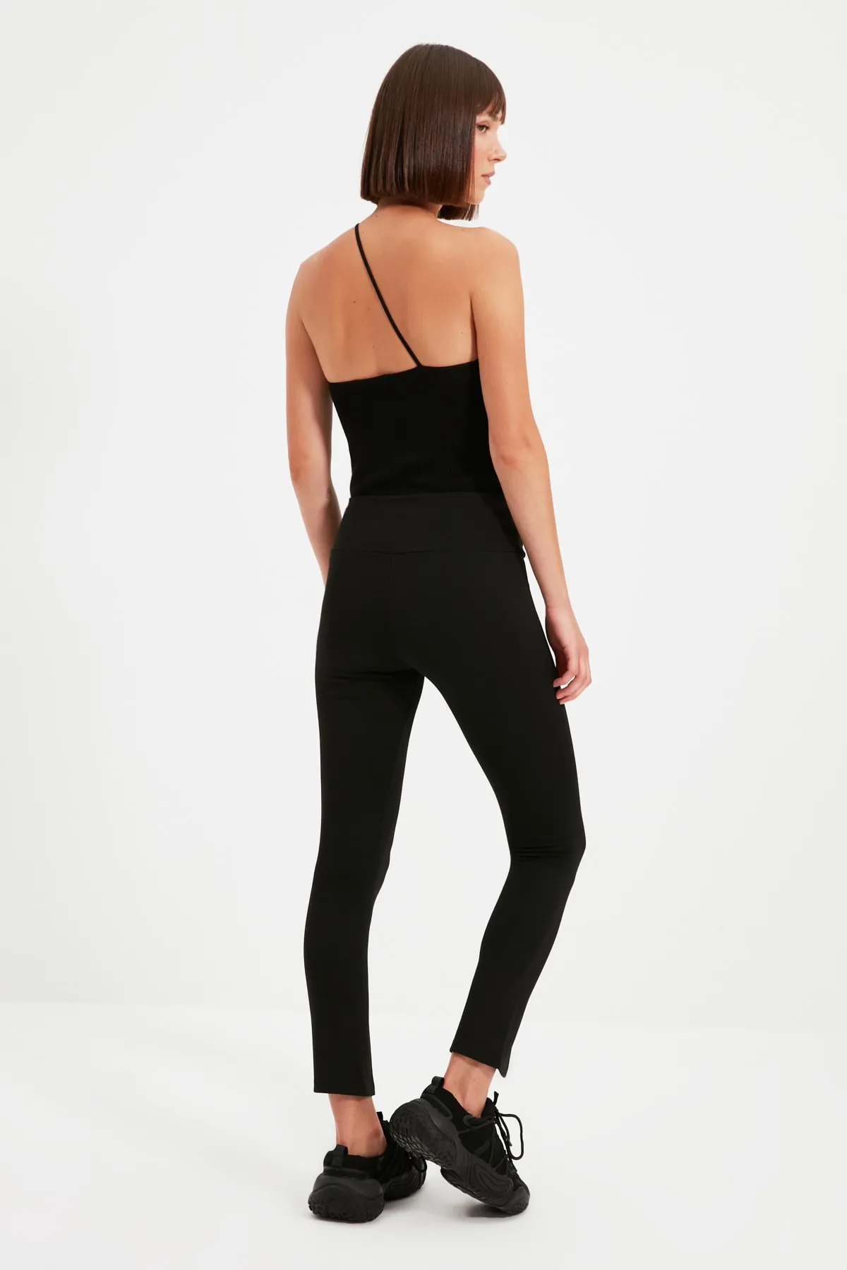 Trendyol Collection  Schwarze Strick-Leggings mit hoher Taille und Schlitzdetail auf der Vorderseite TWOAW22TA0004