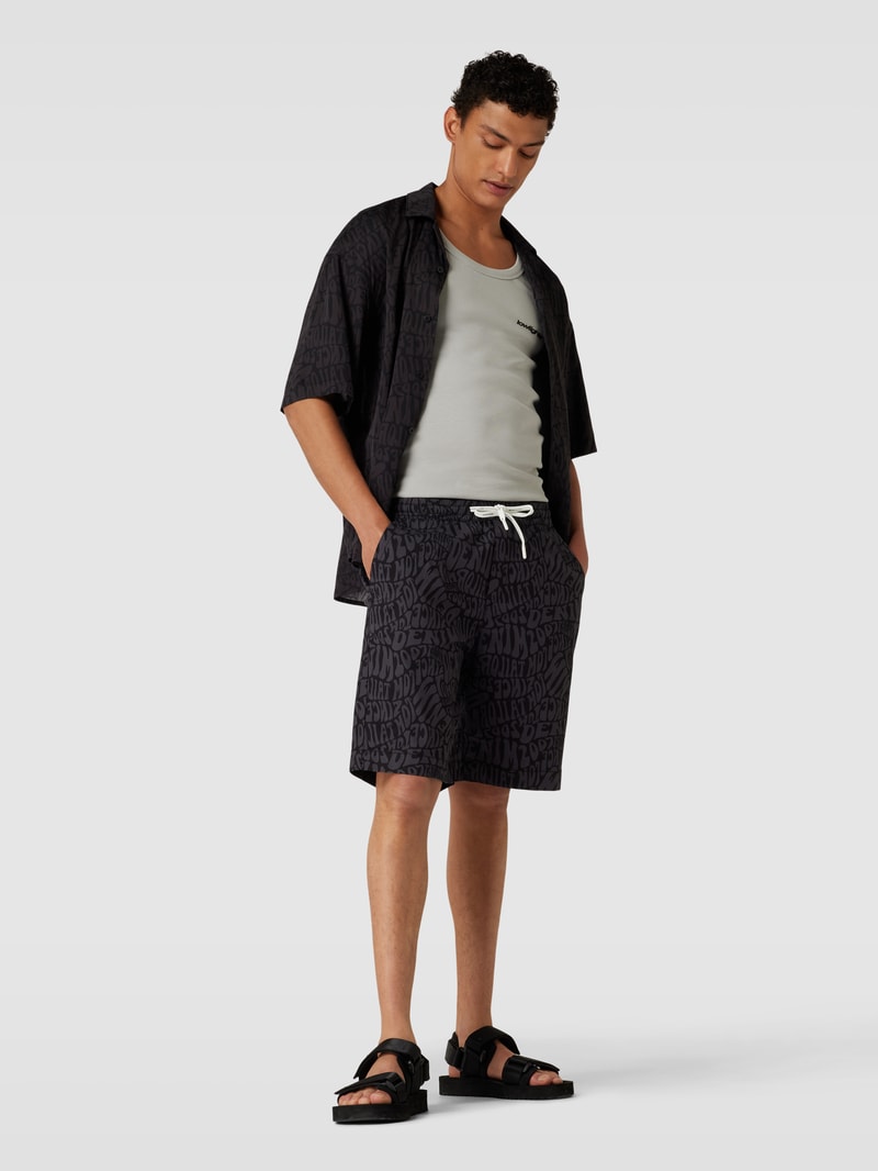 Shorts mit Allover-Muster in schwarz