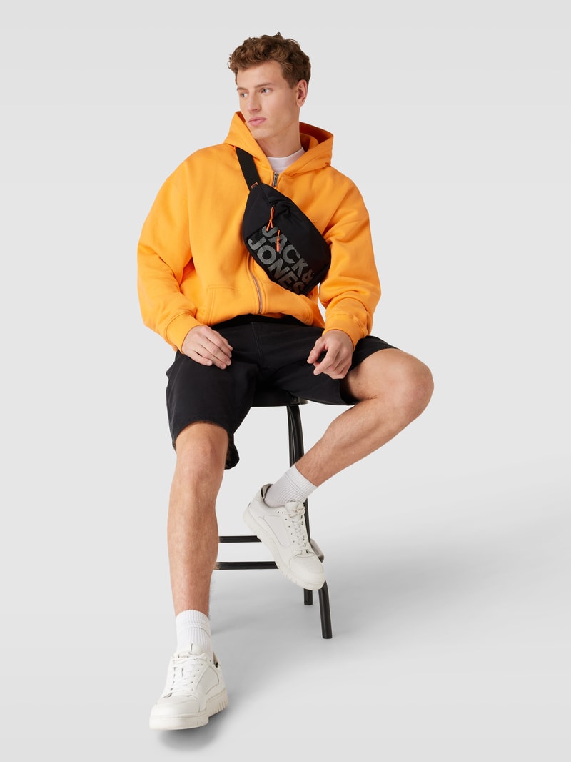 Umhängetasche mit Label-Print Modell 'CASHFORD' in schwarz