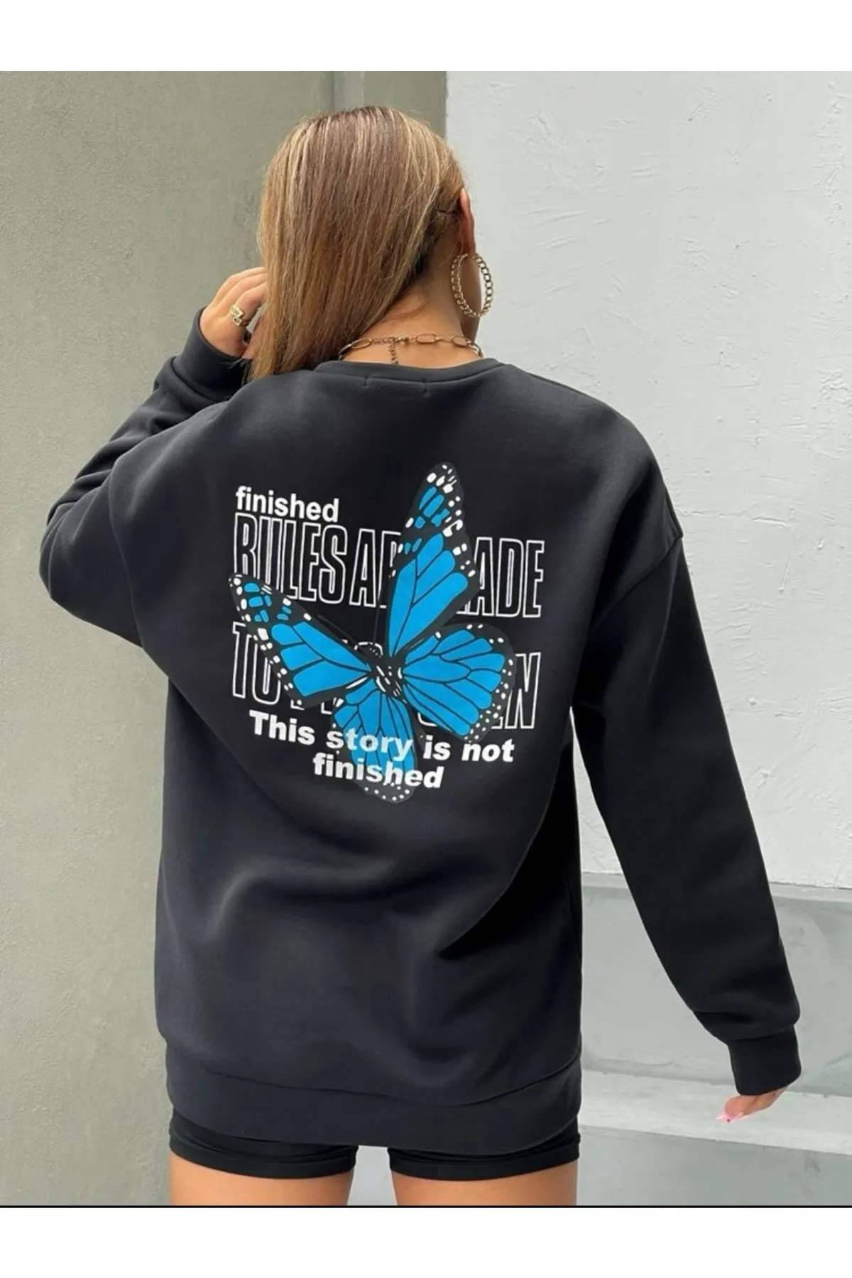 MOONBULL  Sweatshirt mit Schmetterlings-Print in Schwarz und Blau