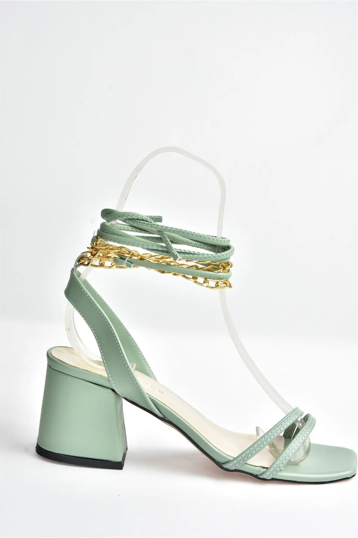 Fox Shoes  Grüne Damenschuhe mit kurzem Absatz und Goldkette und detailliertem Knöchelriemen M369541209