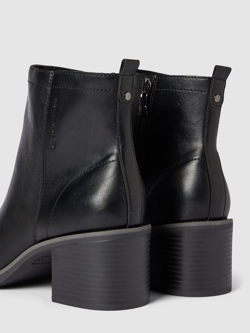 Ankle Boots mit Reißverschluss und Label-Detail in schwarz