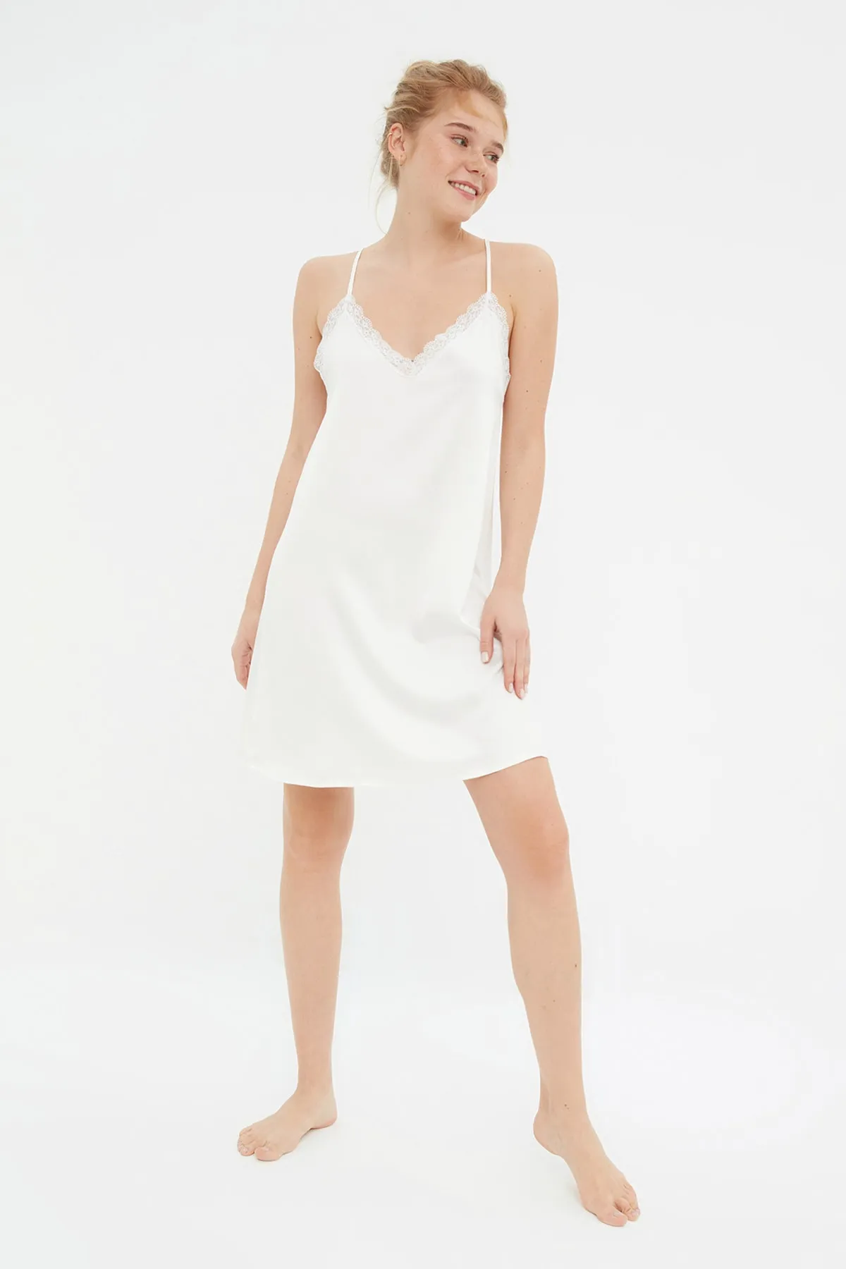 Trendyol Collection  Ecrufarbenes Nachthemd aus Spitzensatin THMSS21GC0003