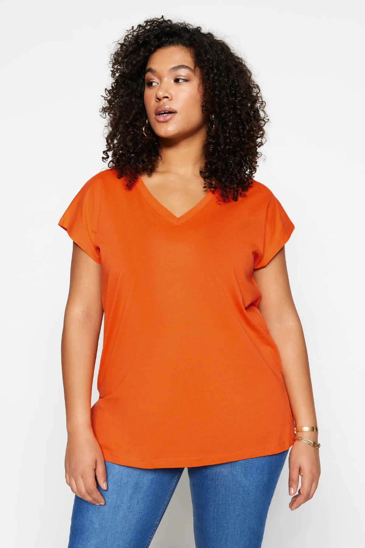 Trendyol Curve  Orangefarbenes Boyfriend-Strick-T-Shirt mit V-Ausschnitt und Schlitz TBBSS22BF0036