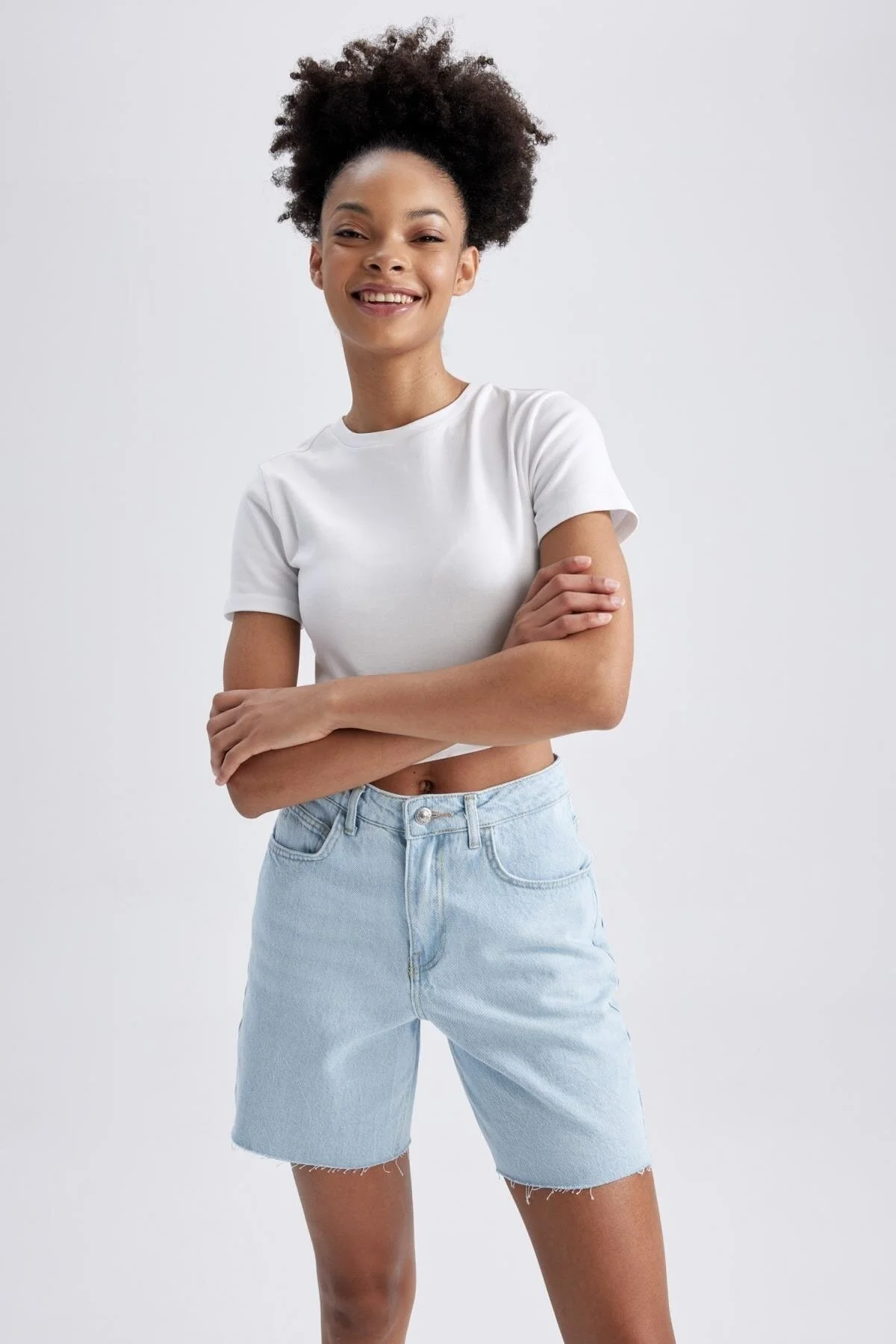 DeFacto  Jeans mit normaler Taille und abgeschnittenem Beinende, 100 % Baumwolle, Bermuda A2684ax23sm