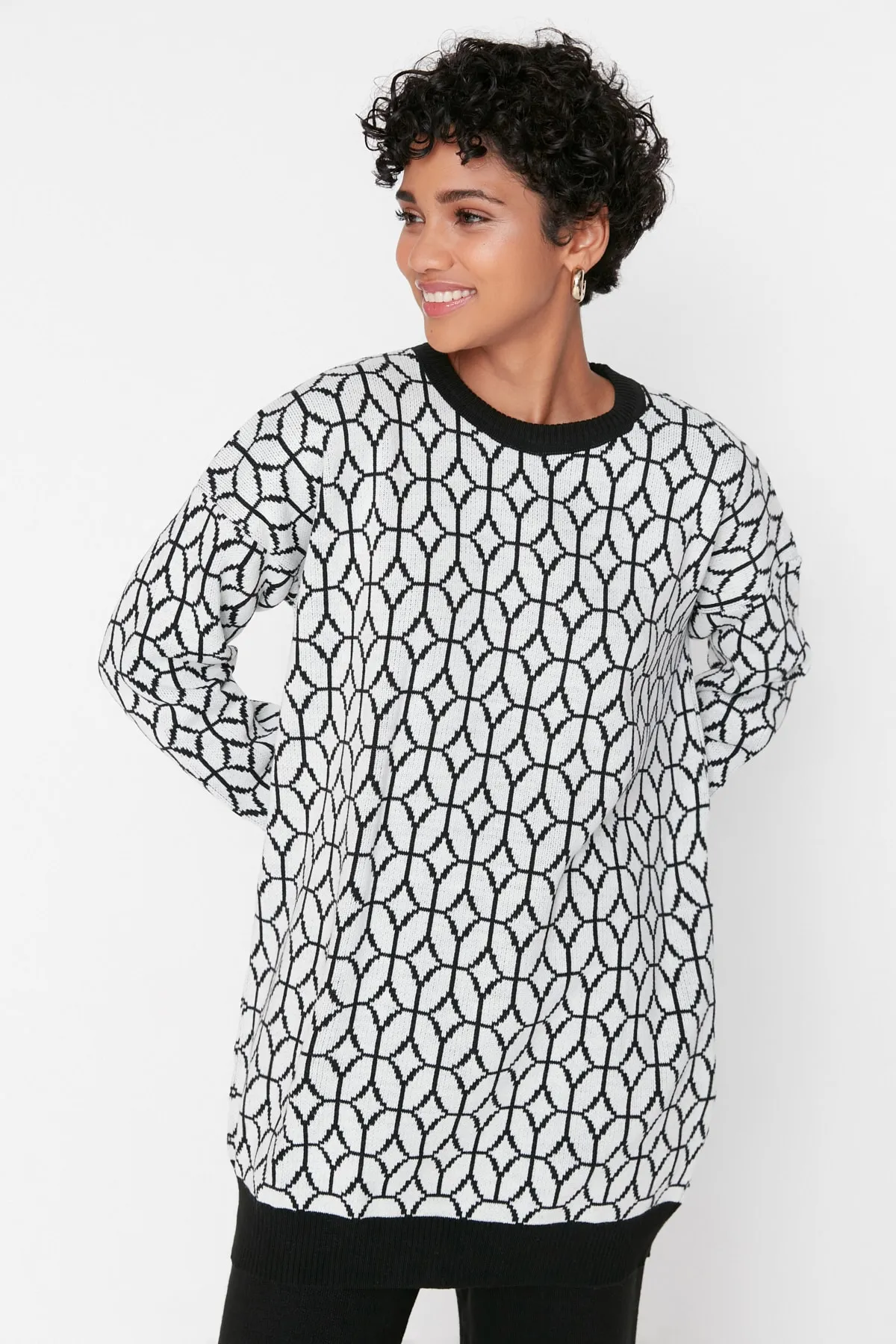 Trendyol Modest  Schwarzes Strickset aus Pullover und Hose mit geometrischem Muster TCTAW23US00006