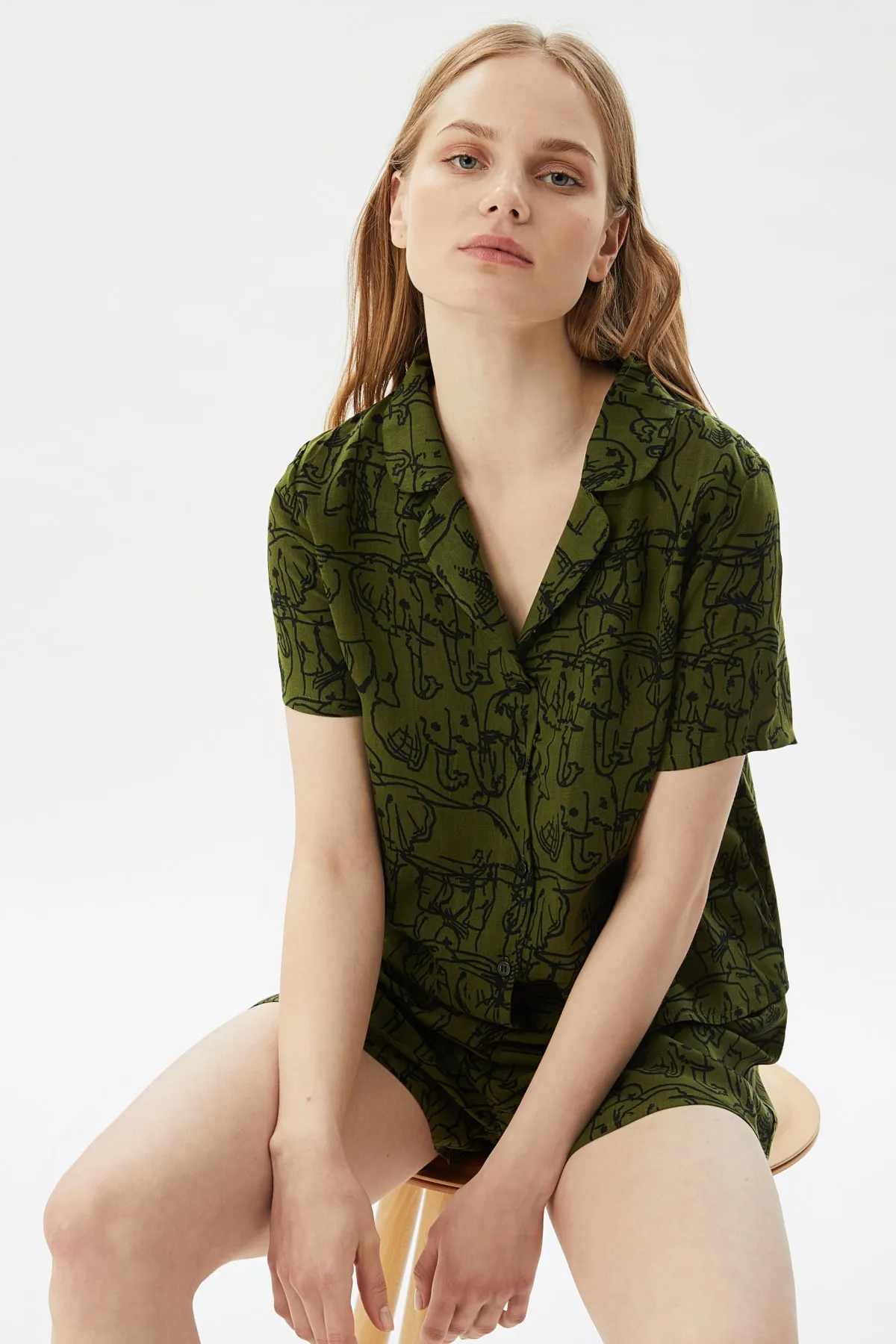 Trendyol Collection  Grünes, gewebtes Pyjama-Set mit Hemd und Shorts aus Viskose mit Tiermuster THMSS21PT0861