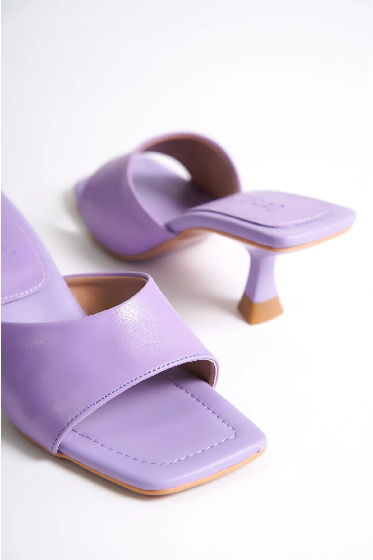 Capone Outfitters  Capone Blunt Toe Single Strap Hourglass Heeled Lilac Damenhausschuhe