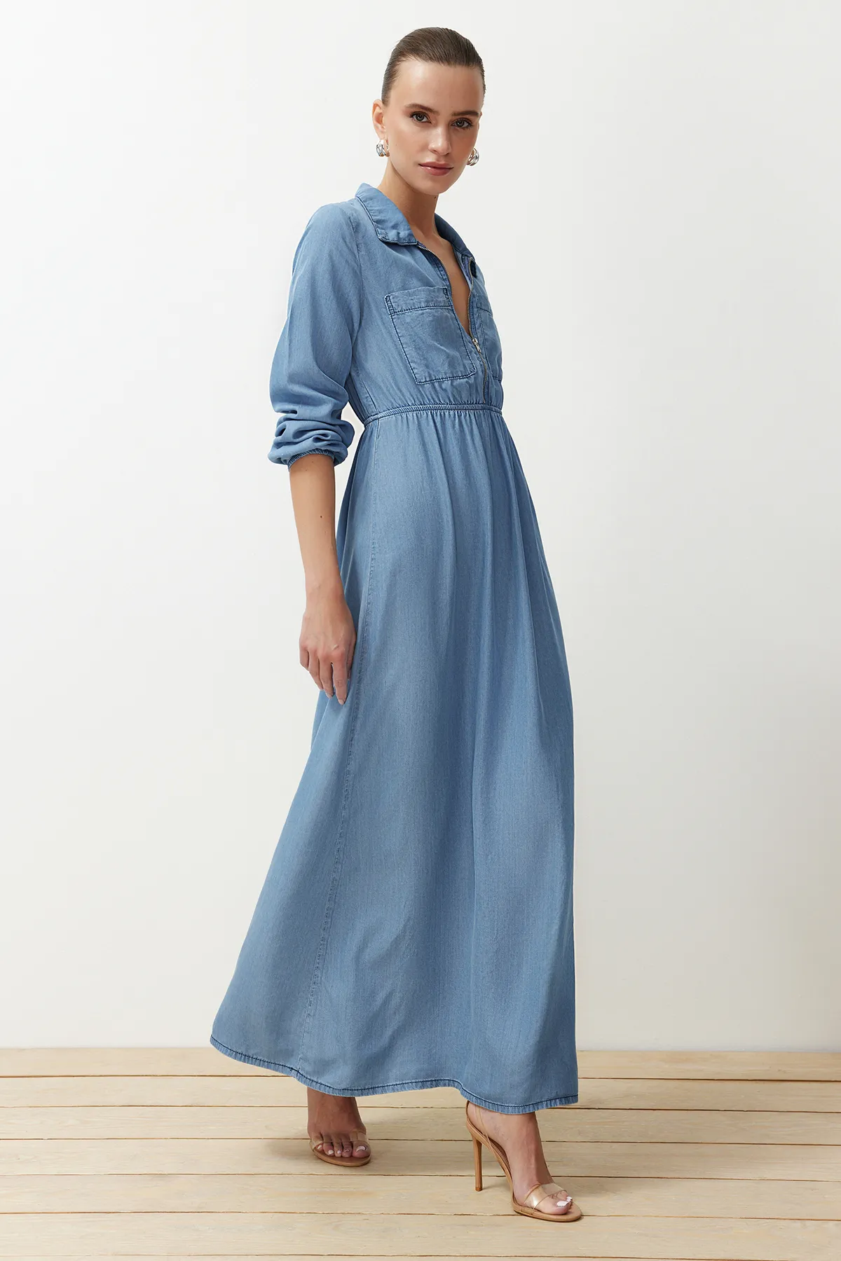 Trendyol Collection  Dunkelblaues Maxi-Jeanskleid mit Reißverschluss und Tasche TWOSS24EL00834