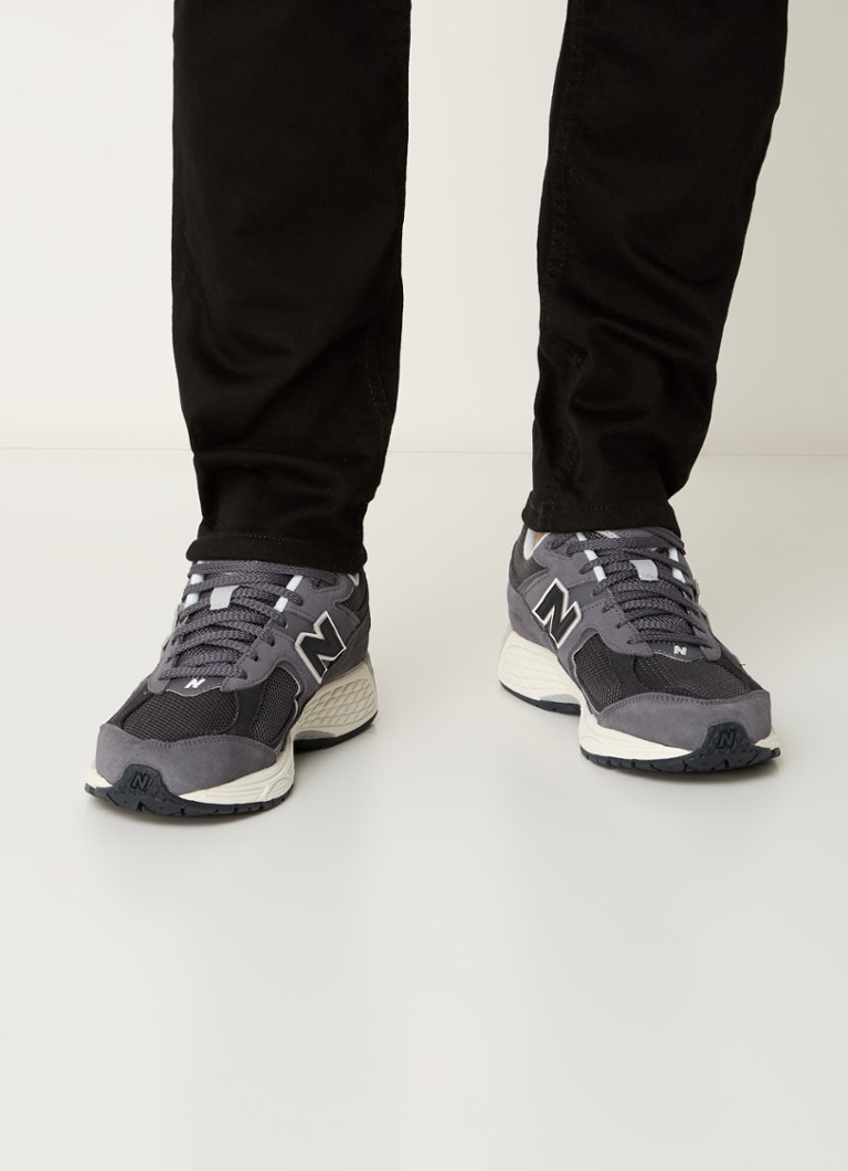 Teniși New Balance 2002R cu detalii din piele întoarsă și plasă.
