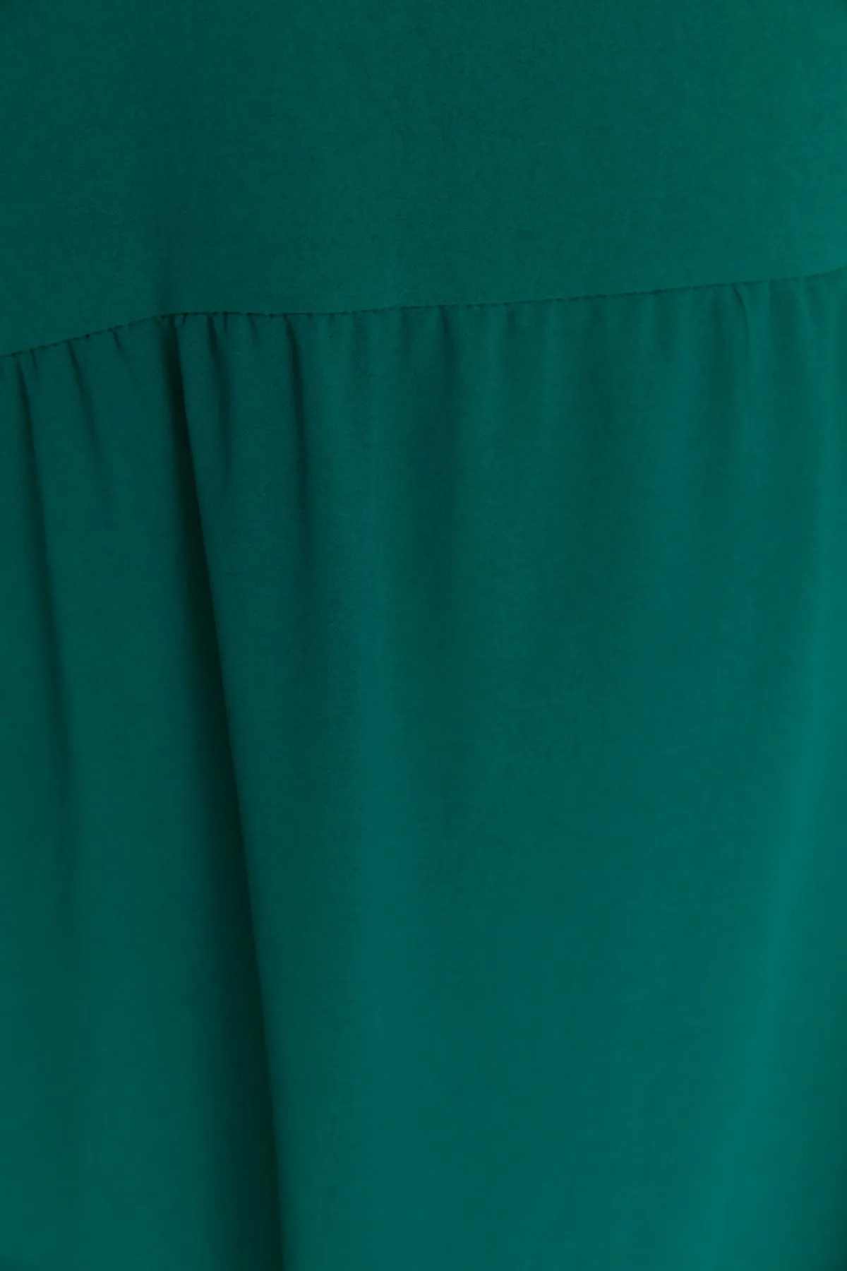 Trendyol Curve  Smaragdgrünes gewebtes Kleid mit Schwungrad-Details TBBSS22EL1593