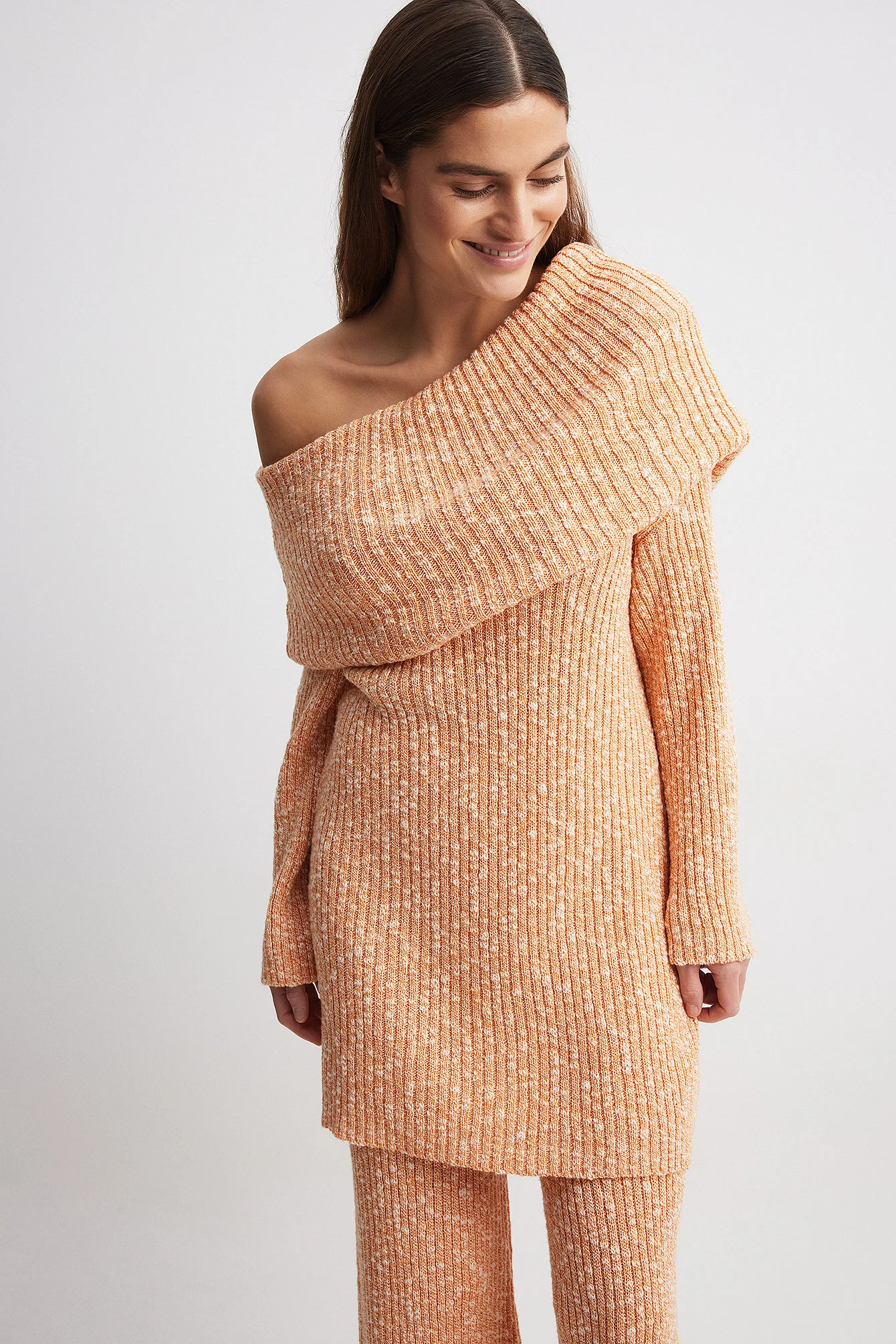 Langer Strickpullover mit großem Kragen