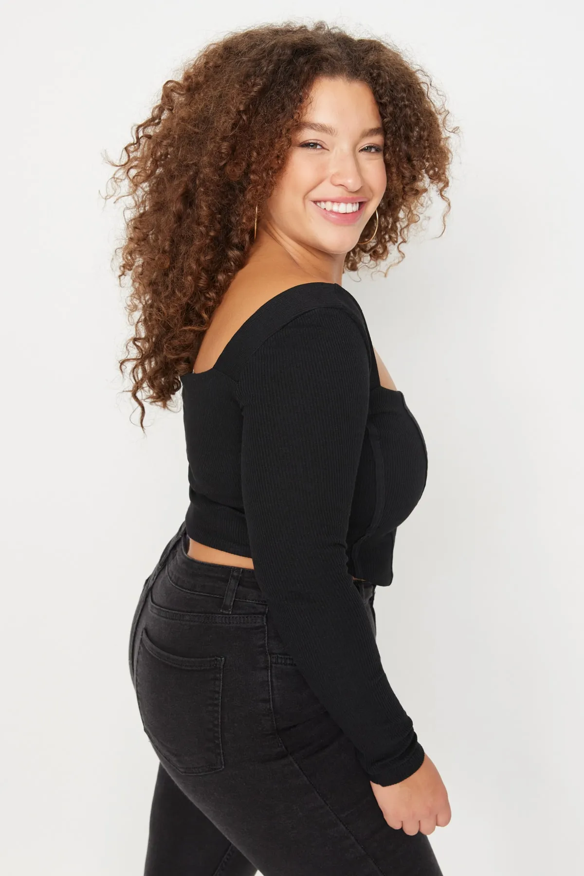 Trendyol Curve  Schwarze, taillierte Strickbluse mit Paspelierung TBBAW23AF00118