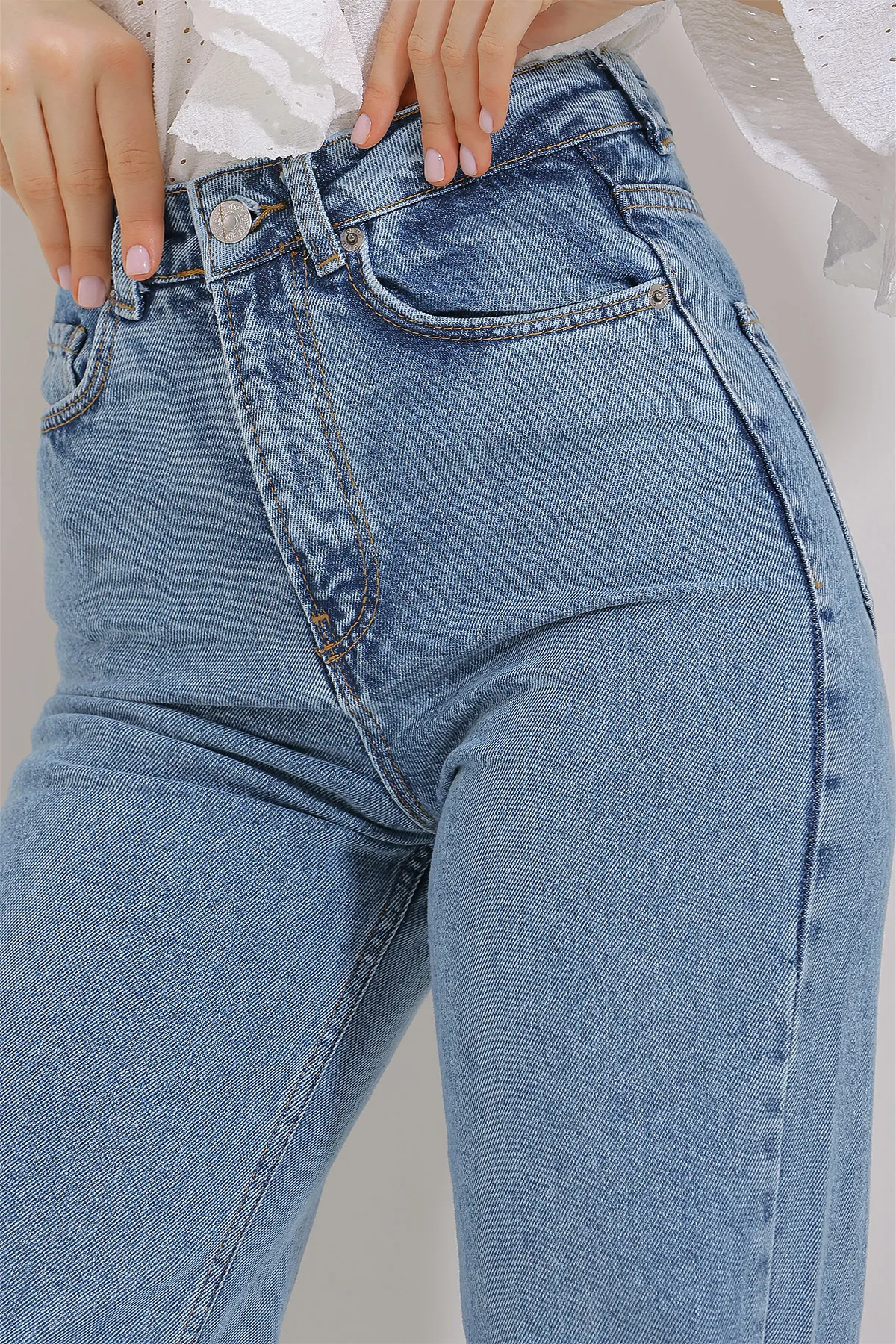 Trend Alaçatı Stili  Blaue Damen-Jeanshose mit hoher Taille und seitlichem Schlitz und weitem Bein ALC-X11472