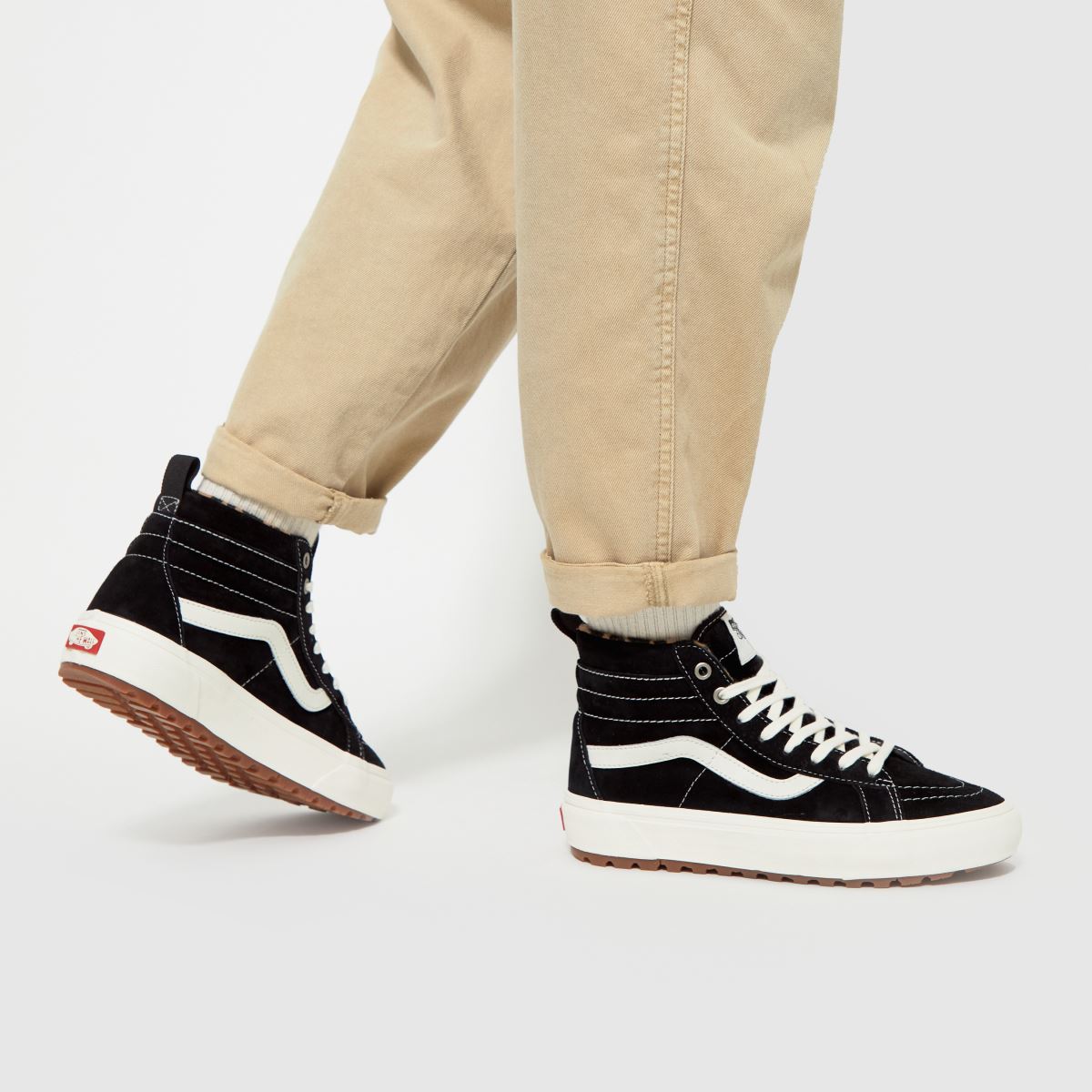 Vans – Sk8-Hi MTE 1 – Svarta och vita sneakers