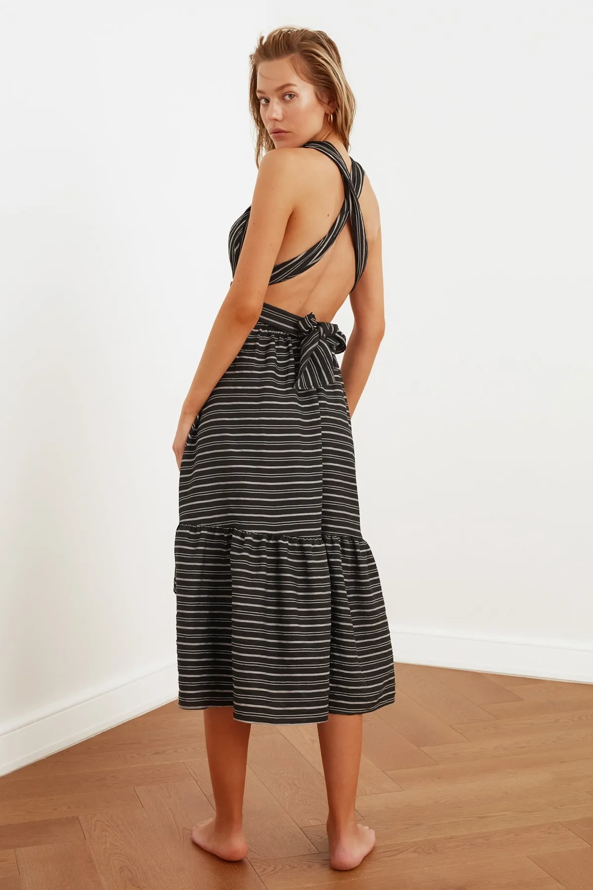 Trendyol Collection  Schwarz gestreiftes, gewebtes Strandkleid mit Krawattendetails TBESS21EL3640