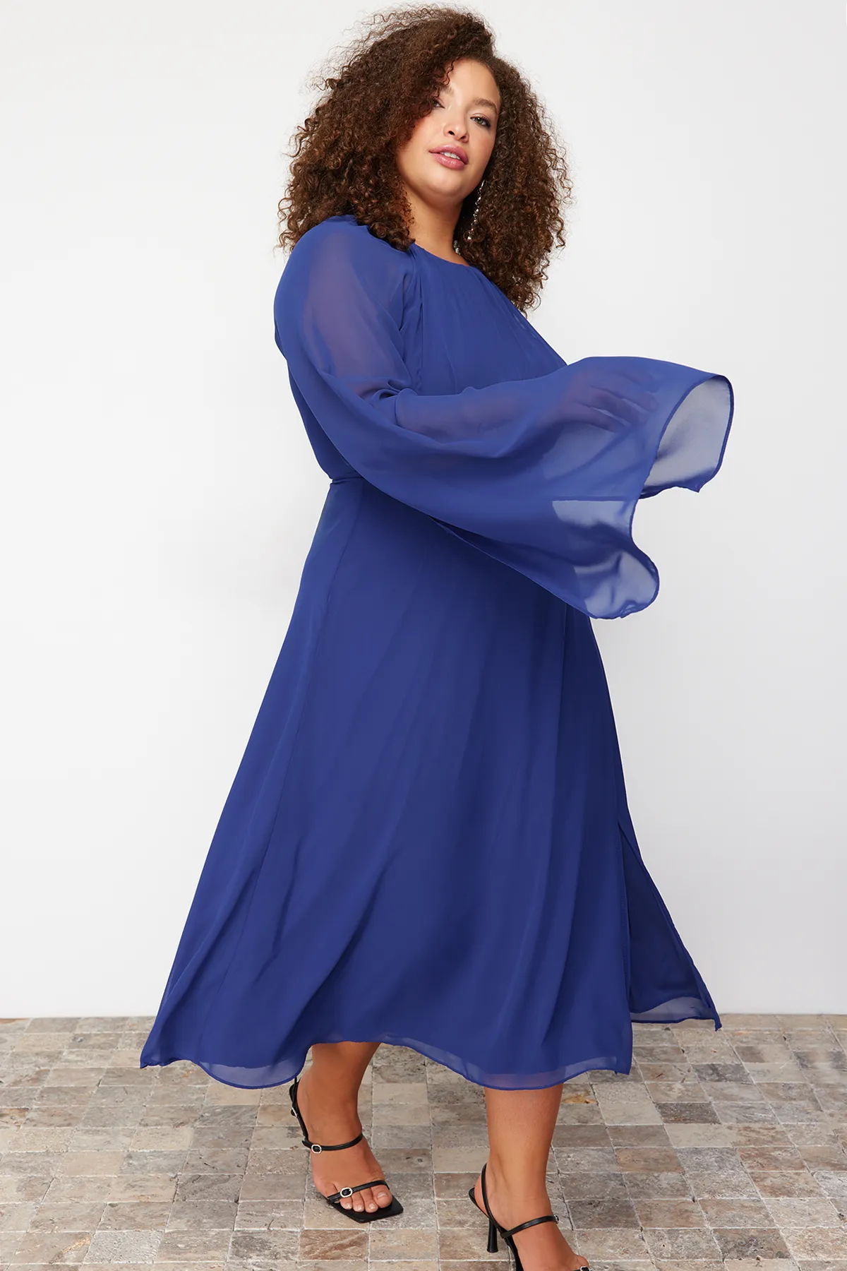 Trendyol Curve  Saks – Langes, gewebtes Maxikleid in Übergröße mit Umhangärmeln